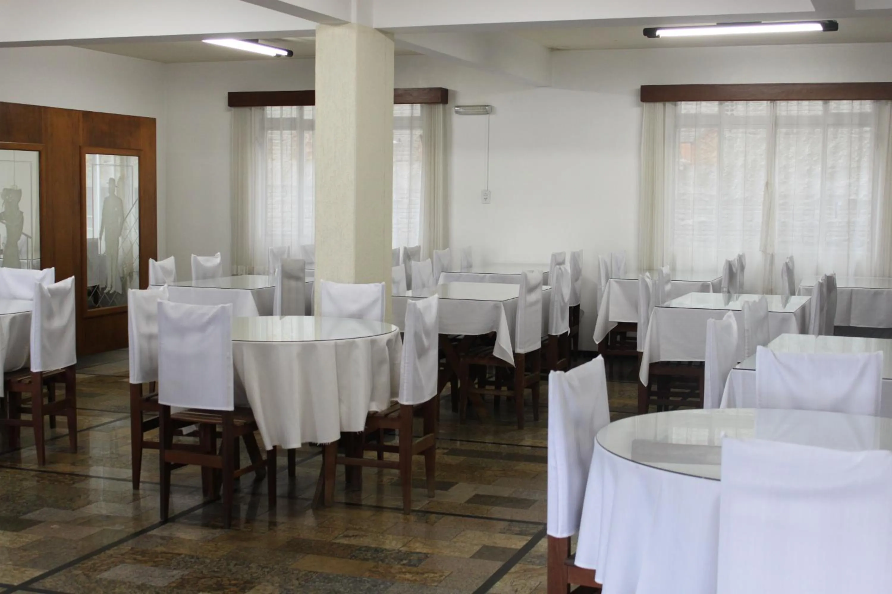 Restaurant/places to eat in Hotel Mos São José