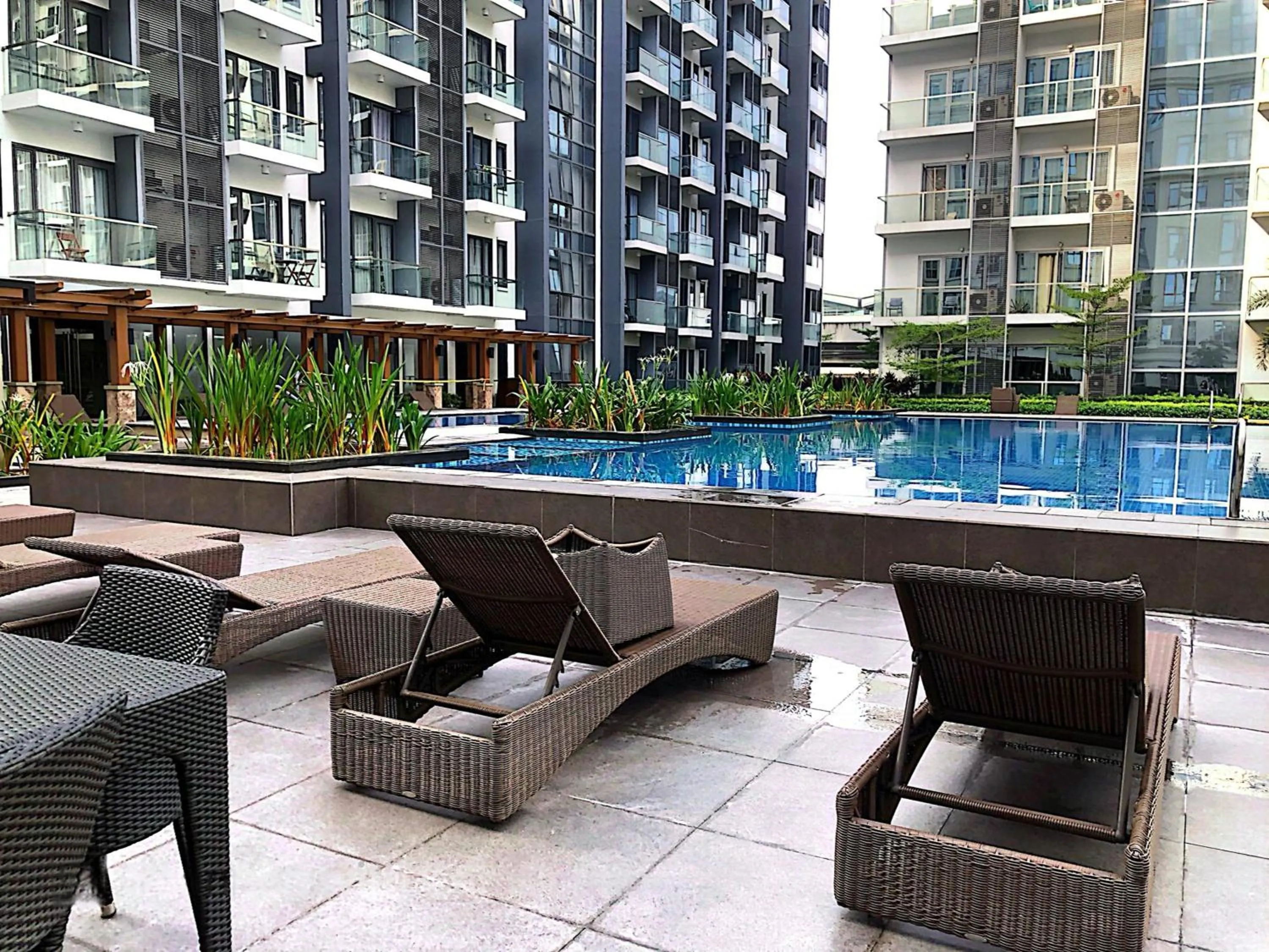 Swimming pool in 81NB Near Airport