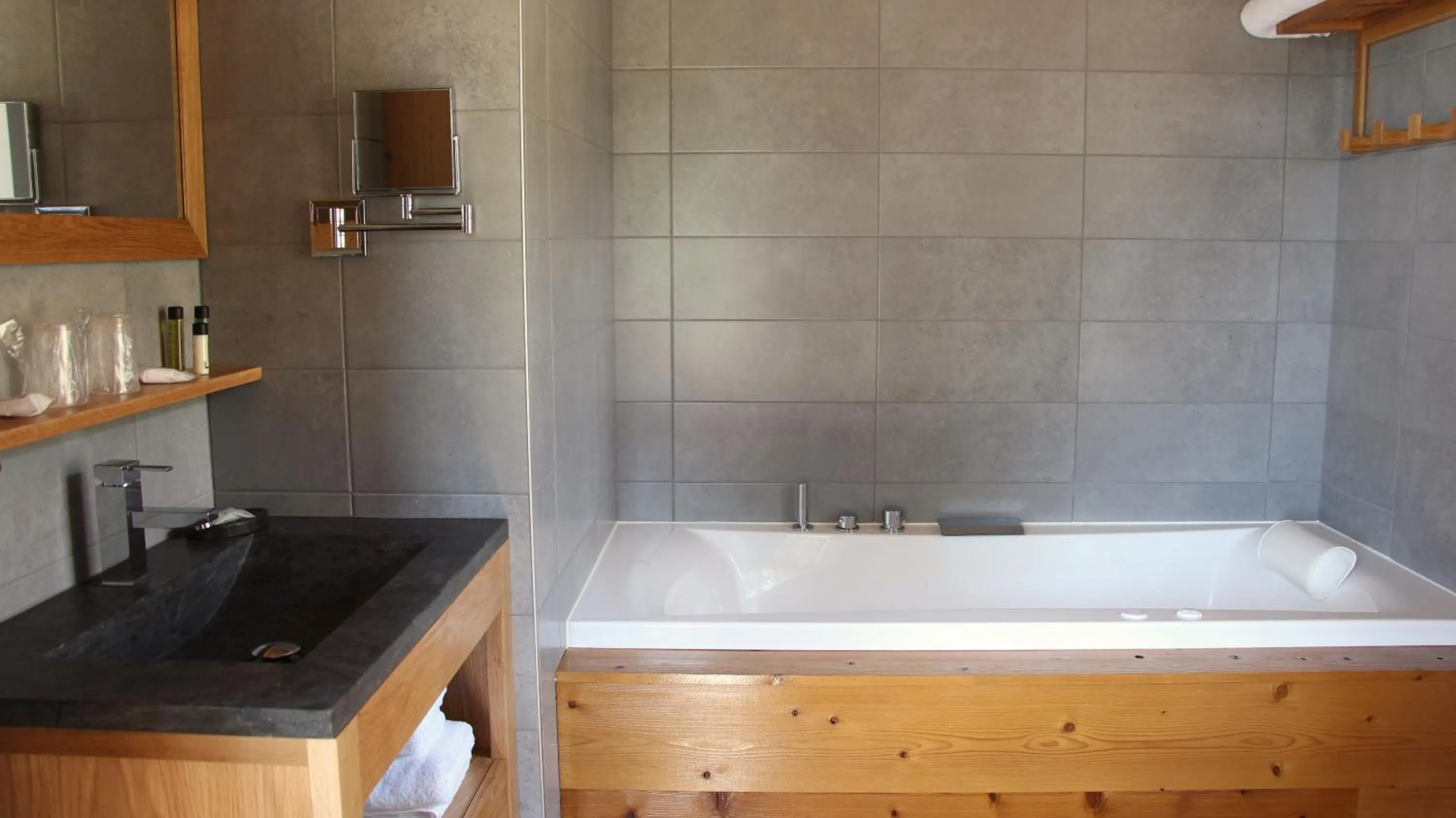 Bathroom in Hôtel L'Atelier de Donat