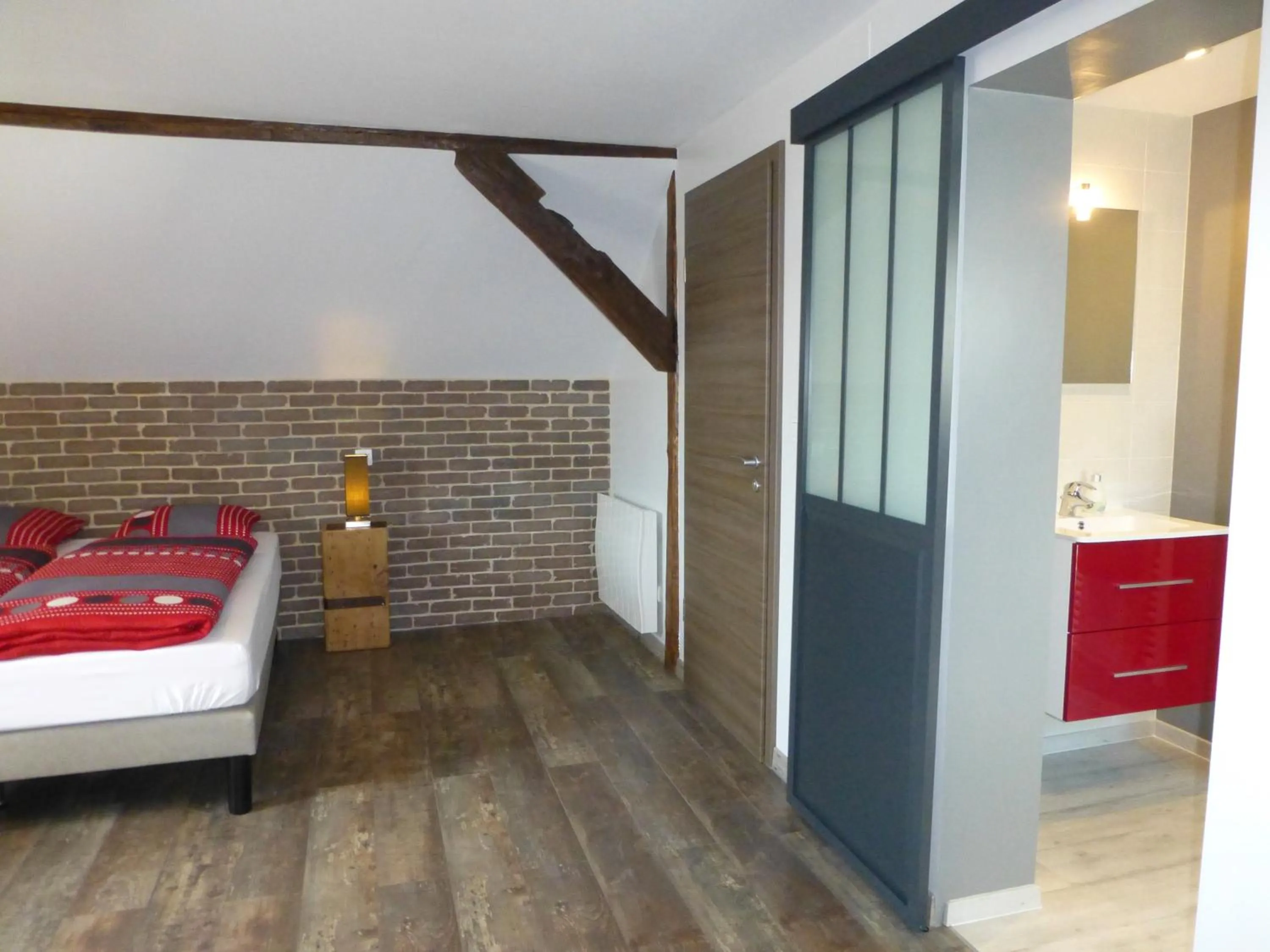 Photo of the whole room, Bed in L’Été en Novembre