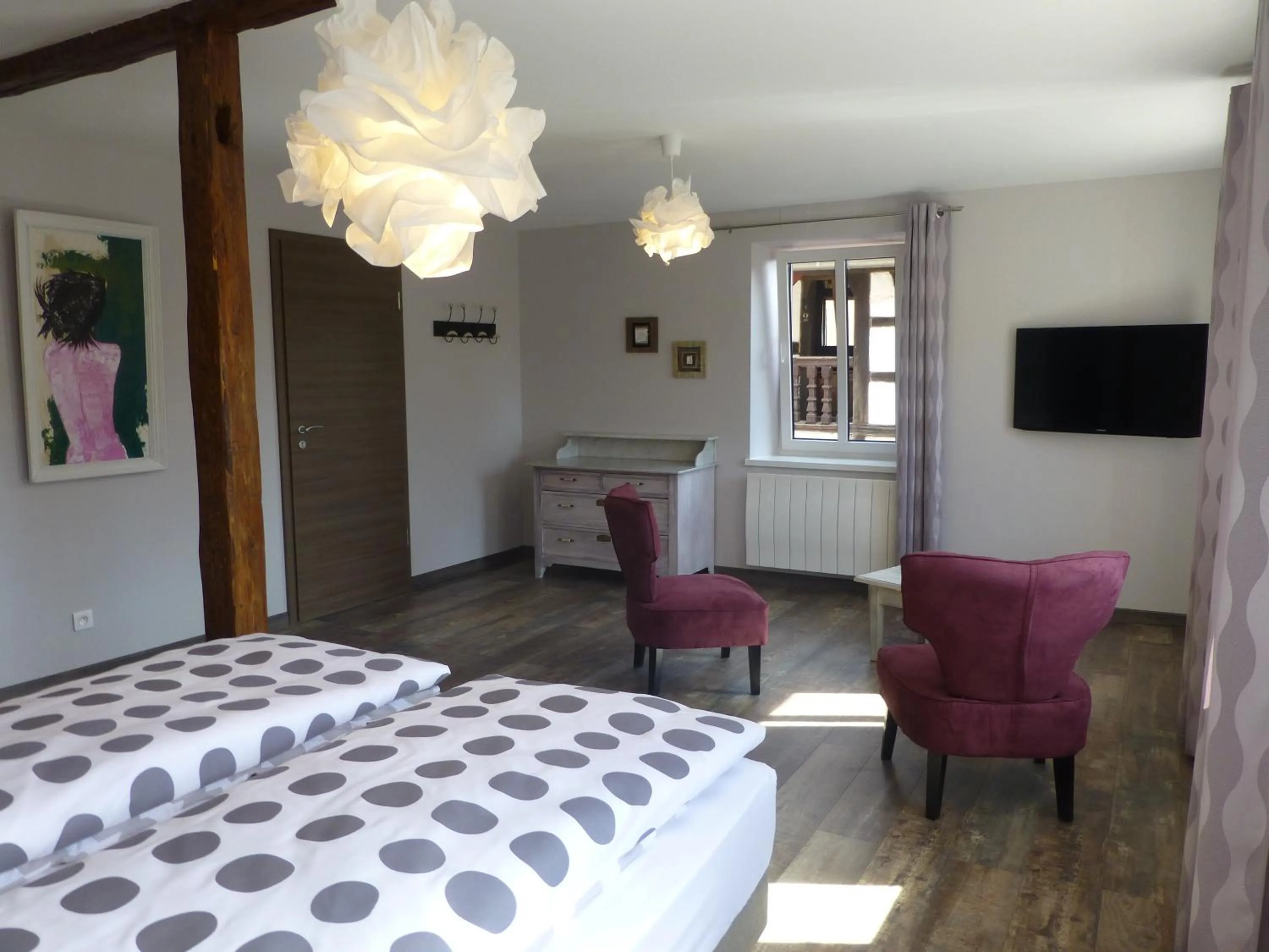 Photo of the whole room, Bed in L’Été en Novembre