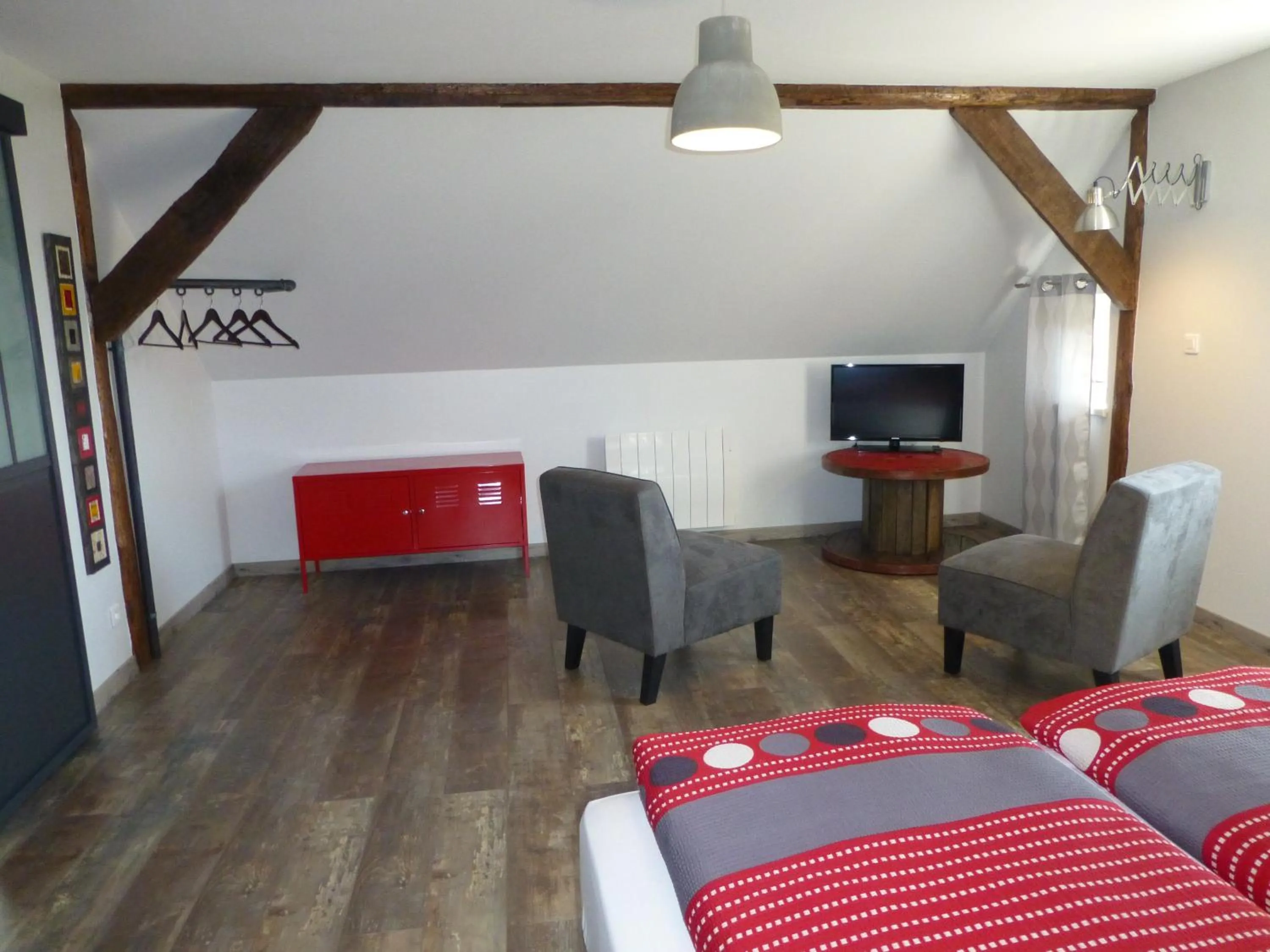 Photo of the whole room, Bed in L’Été en Novembre