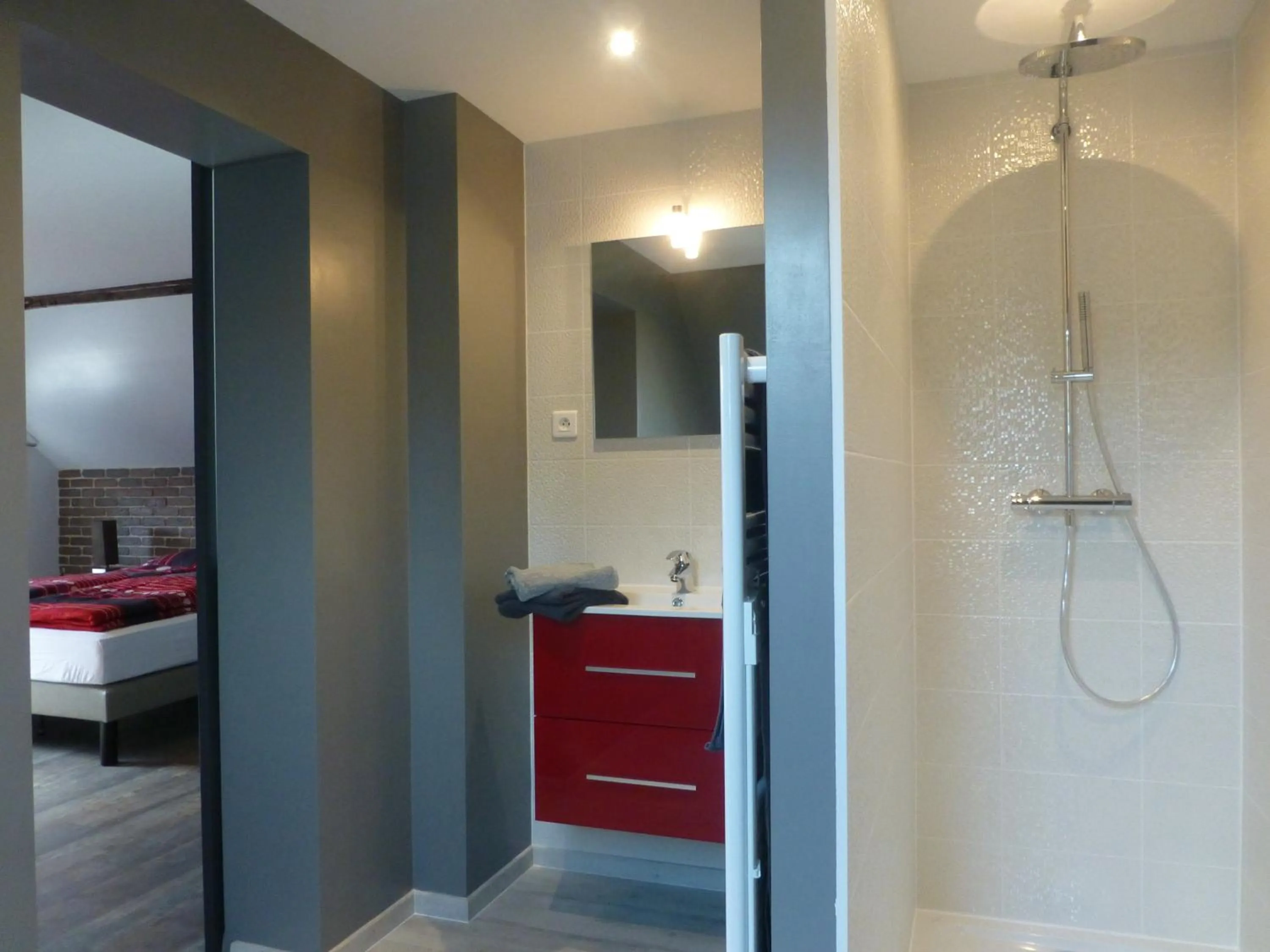 Photo of the whole room, Bed in L’Été en Novembre