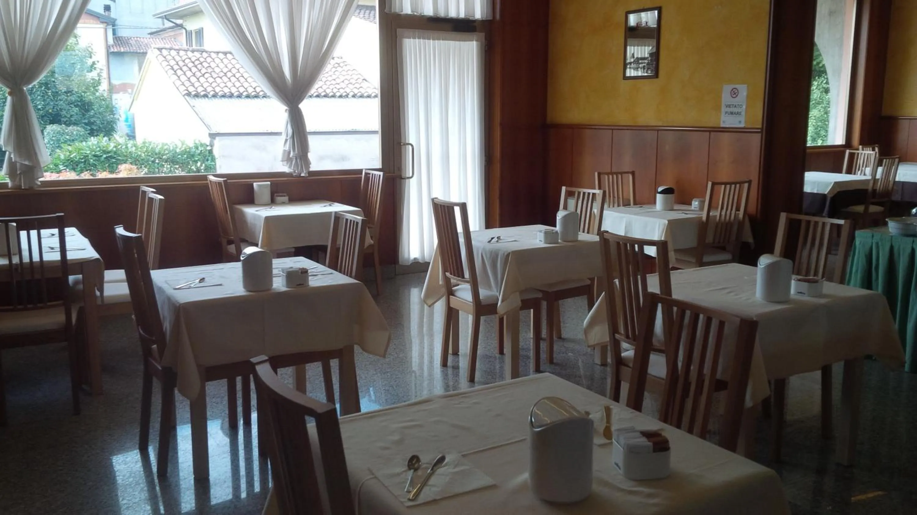 Restaurant/places to eat in Hotel Route 9