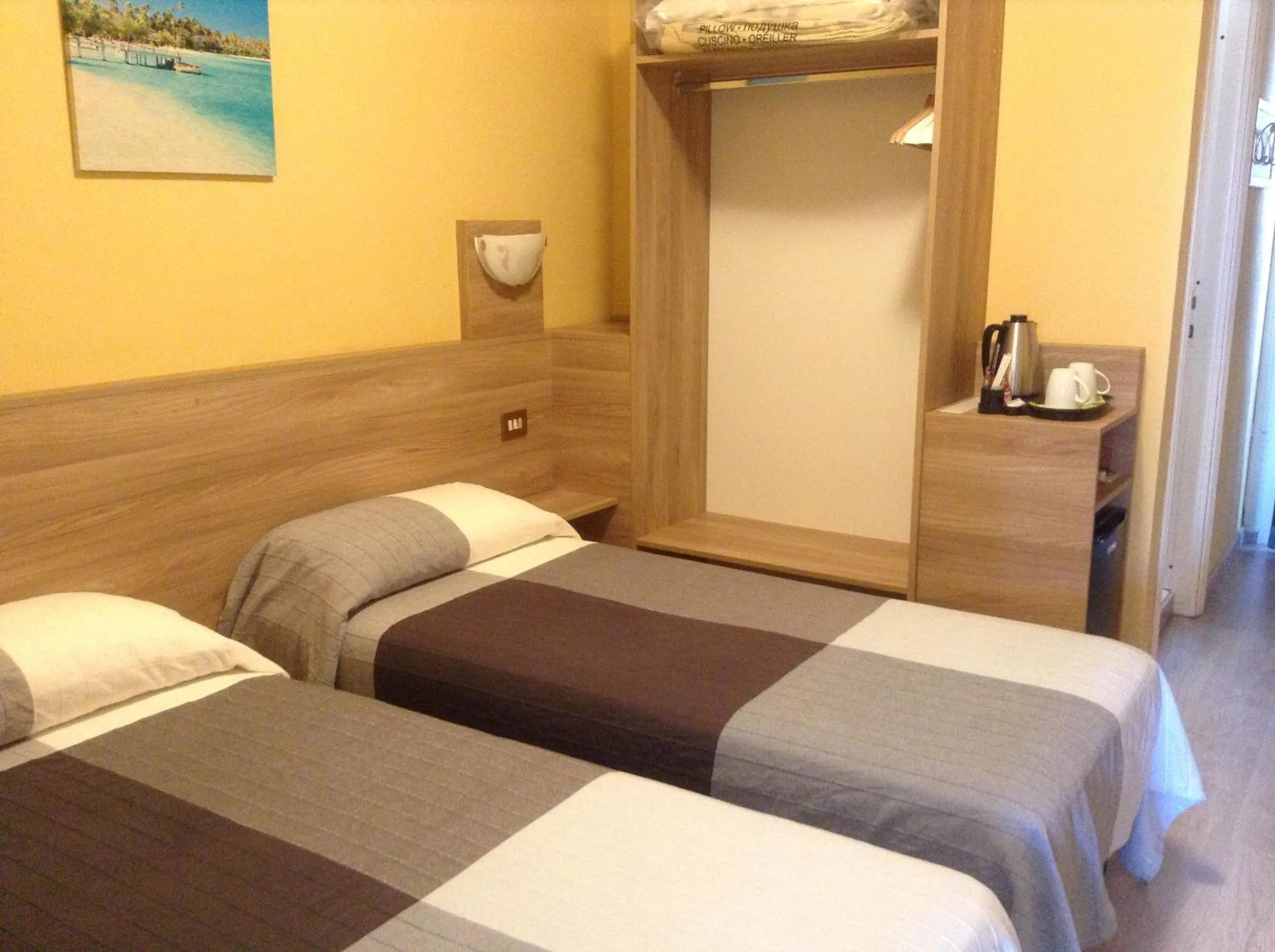 Coffee/tea facilities, Bed in Hotel Route 9