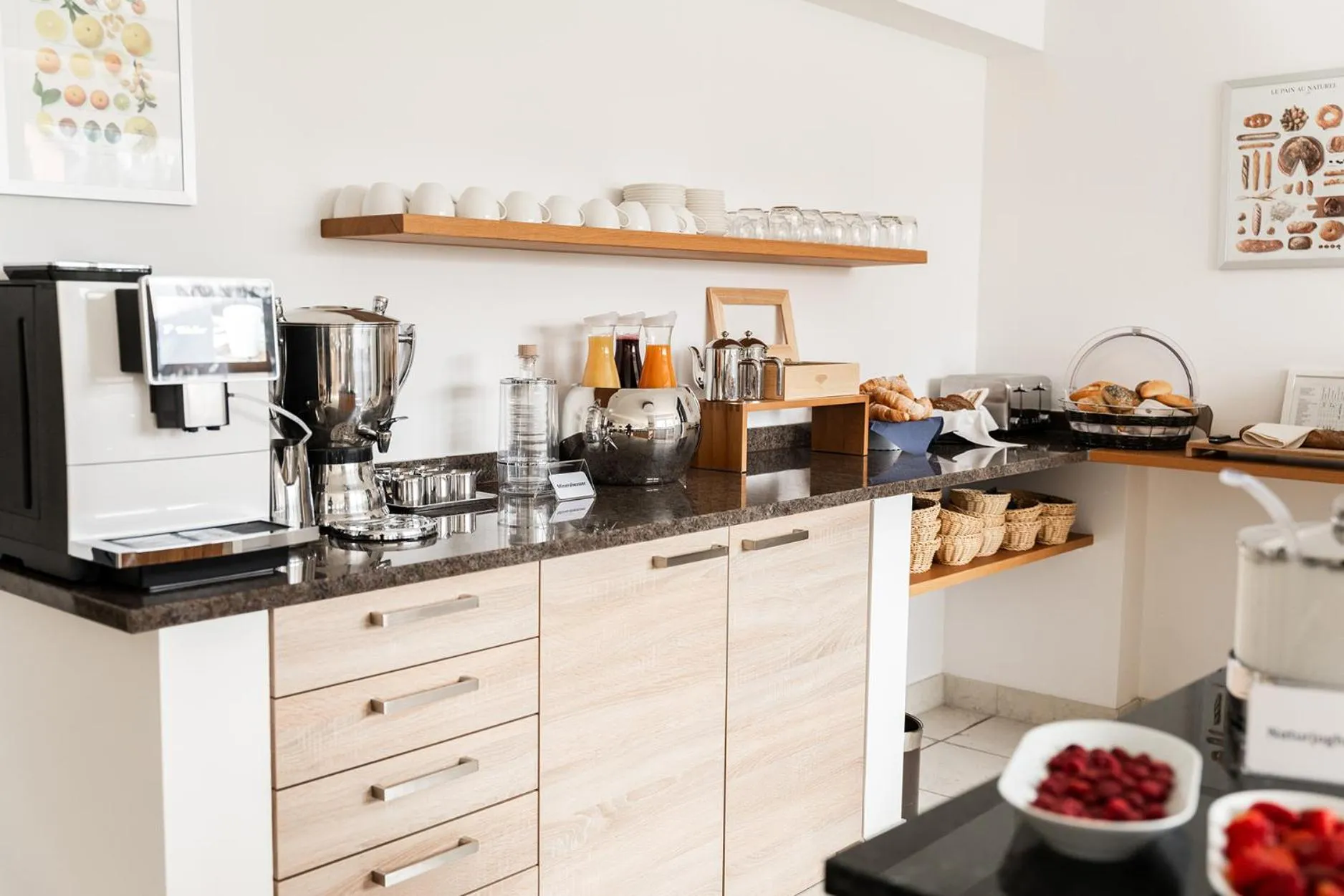 Hotel Vier Jahreszeiten Therme & Kliniken Bad Krozingen Nähe Freiburg & Schwarzwald Ideal für Geschäftsreisende & Wellness 24h Check-In WLAN & Parken gratis