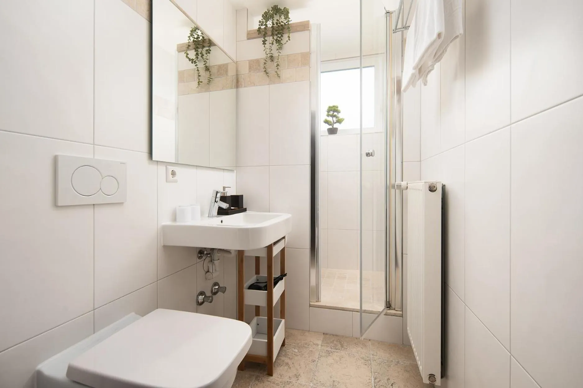 Hotel Vier Jahreszeiten Therme & Kliniken Bad Krozingen Nähe Freiburg & Schwarzwald Ideal für Geschäftsreisende & Wellness 24h Check-In WLAN & Parken gratis