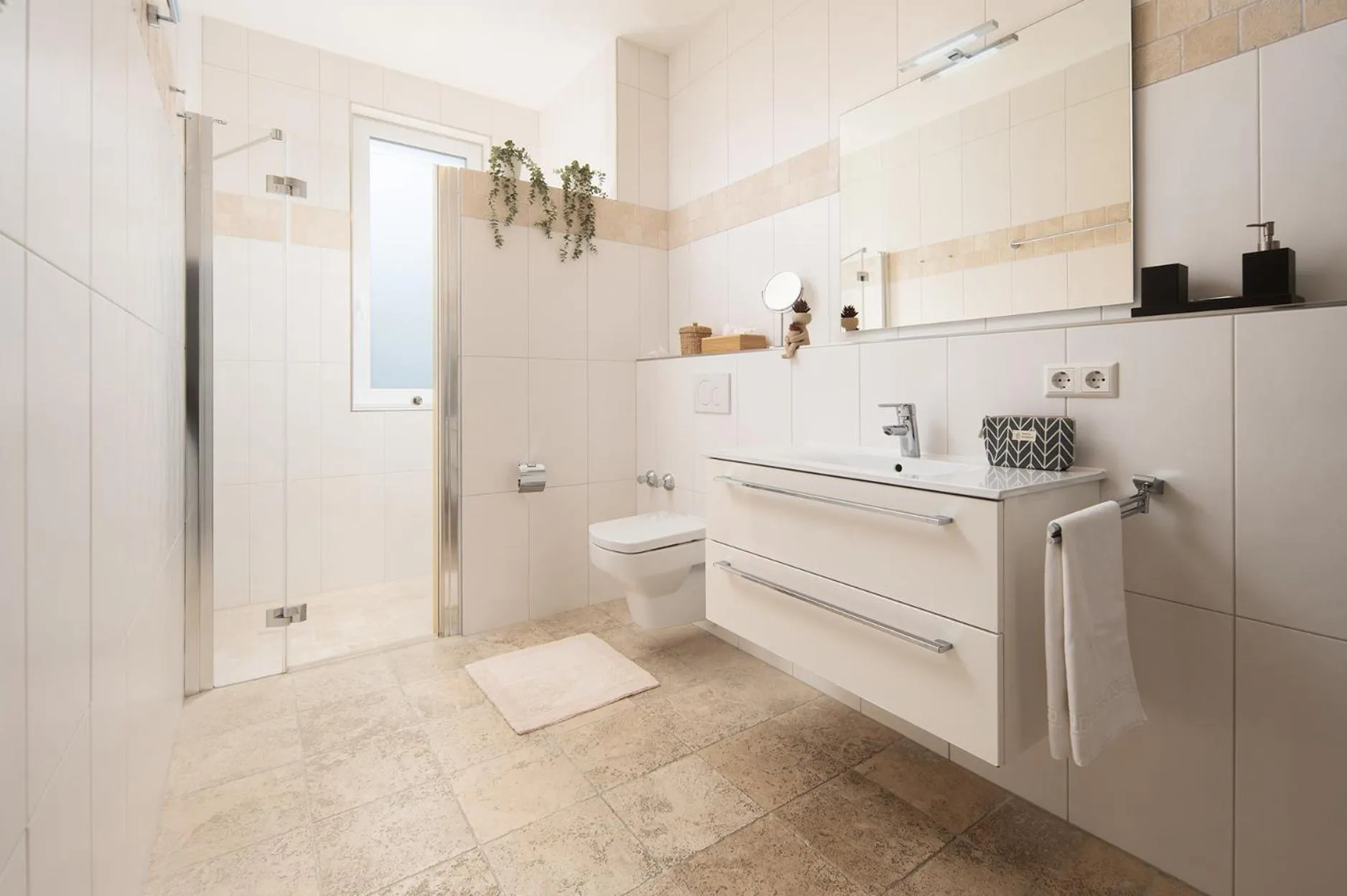 Hotel Vier Jahreszeiten Therme & Kliniken Bad Krozingen Nähe Freiburg & Schwarzwald Ideal für Geschäftsreisende & Wellness 24h Check-In WLAN & Parken gratis