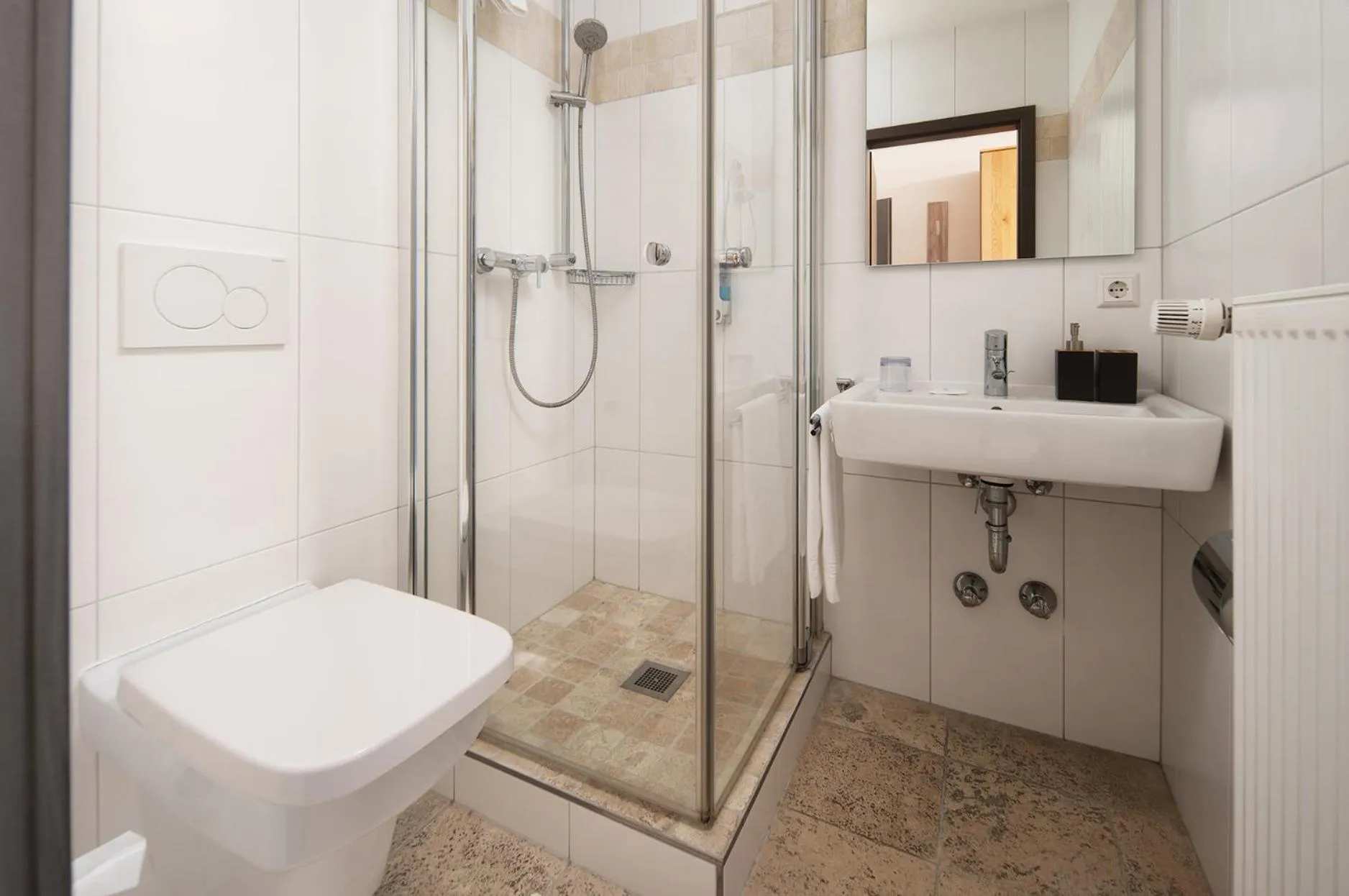 Hotel Vier Jahreszeiten Therme & Kliniken Bad Krozingen Nähe Freiburg & Schwarzwald Ideal für Geschäftsreisende & Wellness 24h Check-In WLAN & Parken gratis