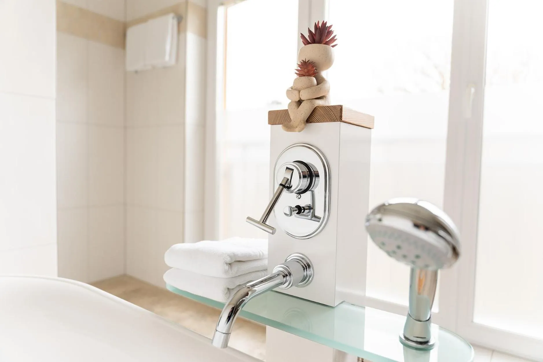 Hotel Vier Jahreszeiten Therme & Kliniken Bad Krozingen Nähe Freiburg & Schwarzwald Ideal für Geschäftsreisende & Wellness 24h Check-In WLAN & Parken gratis