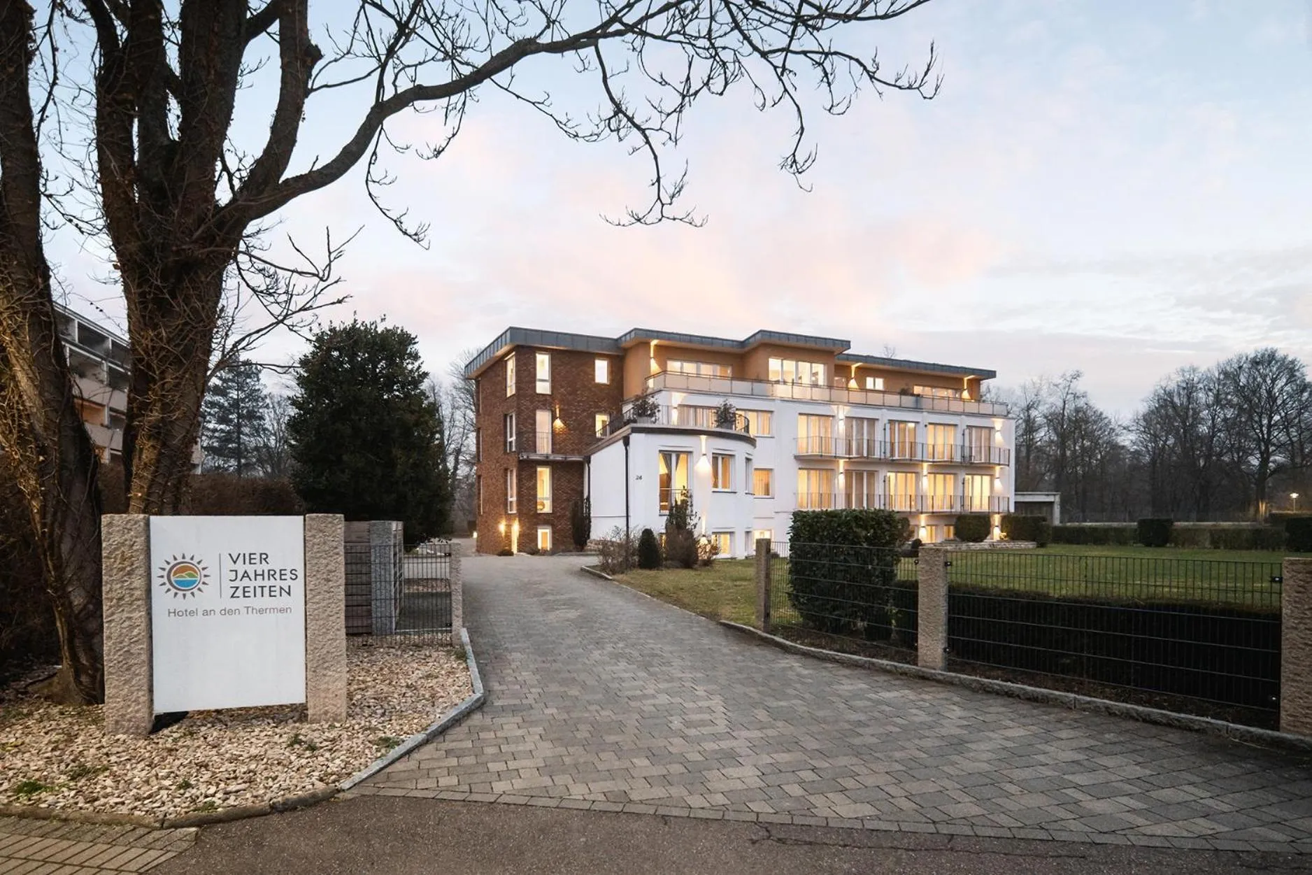 Hotel Vier Jahreszeiten Therme & Kliniken Bad Krozingen Nähe Freiburg & Schwarzwald Ideal für Geschäftsreisende & Wellness 24h Check-In WLAN & Parken gratis