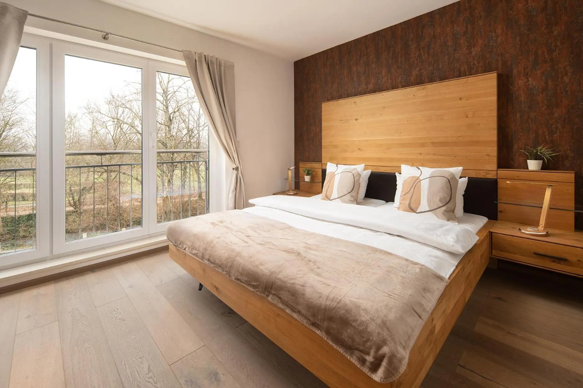 Hotel Vier Jahreszeiten Therme & Kliniken Bad Krozingen Nähe Freiburg & Schwarzwald Ideal für Geschäftsreisende & Wellness 24h Check-In WLAN & Parken gratis