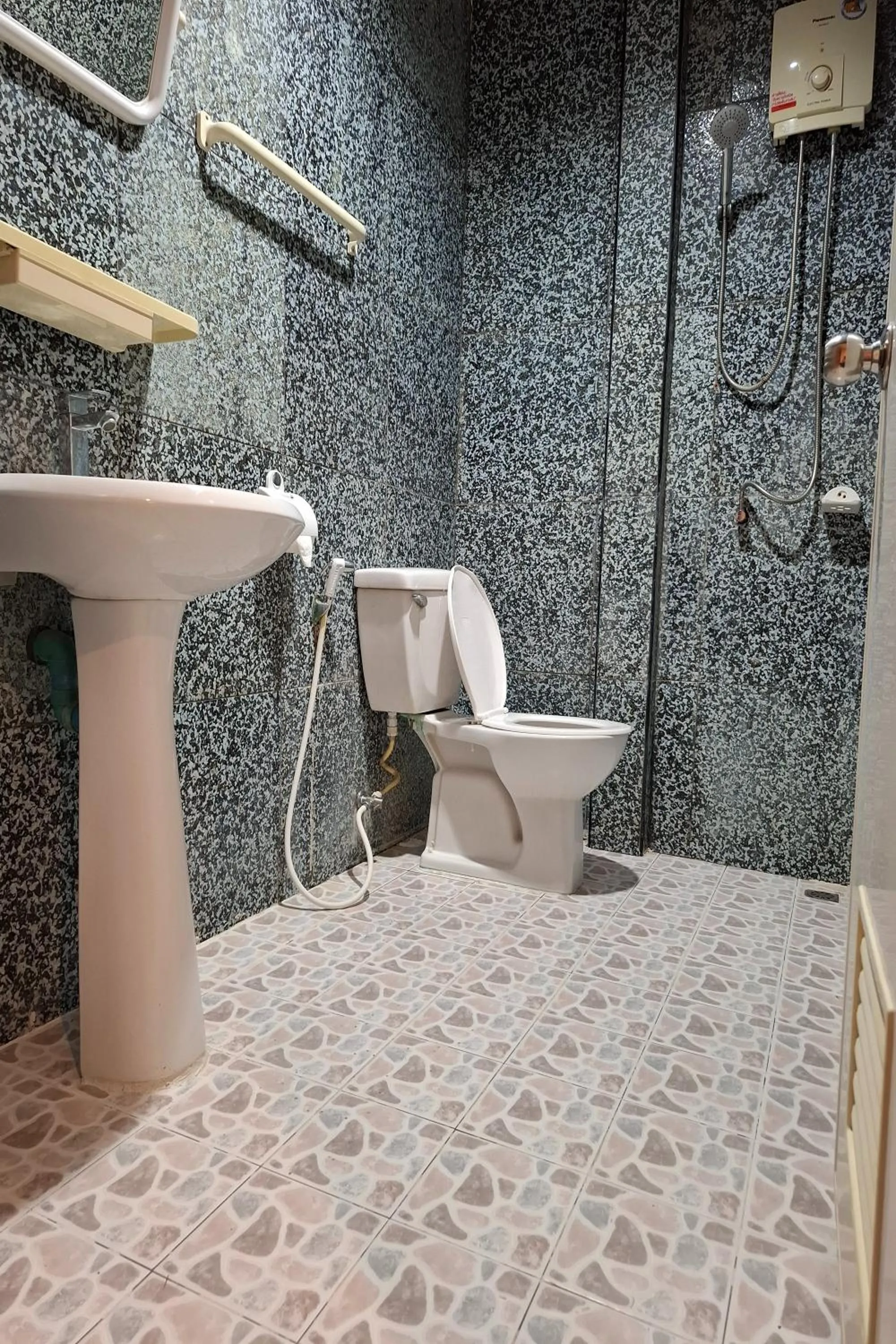 Shower in Kamala Orchid Guesthouse