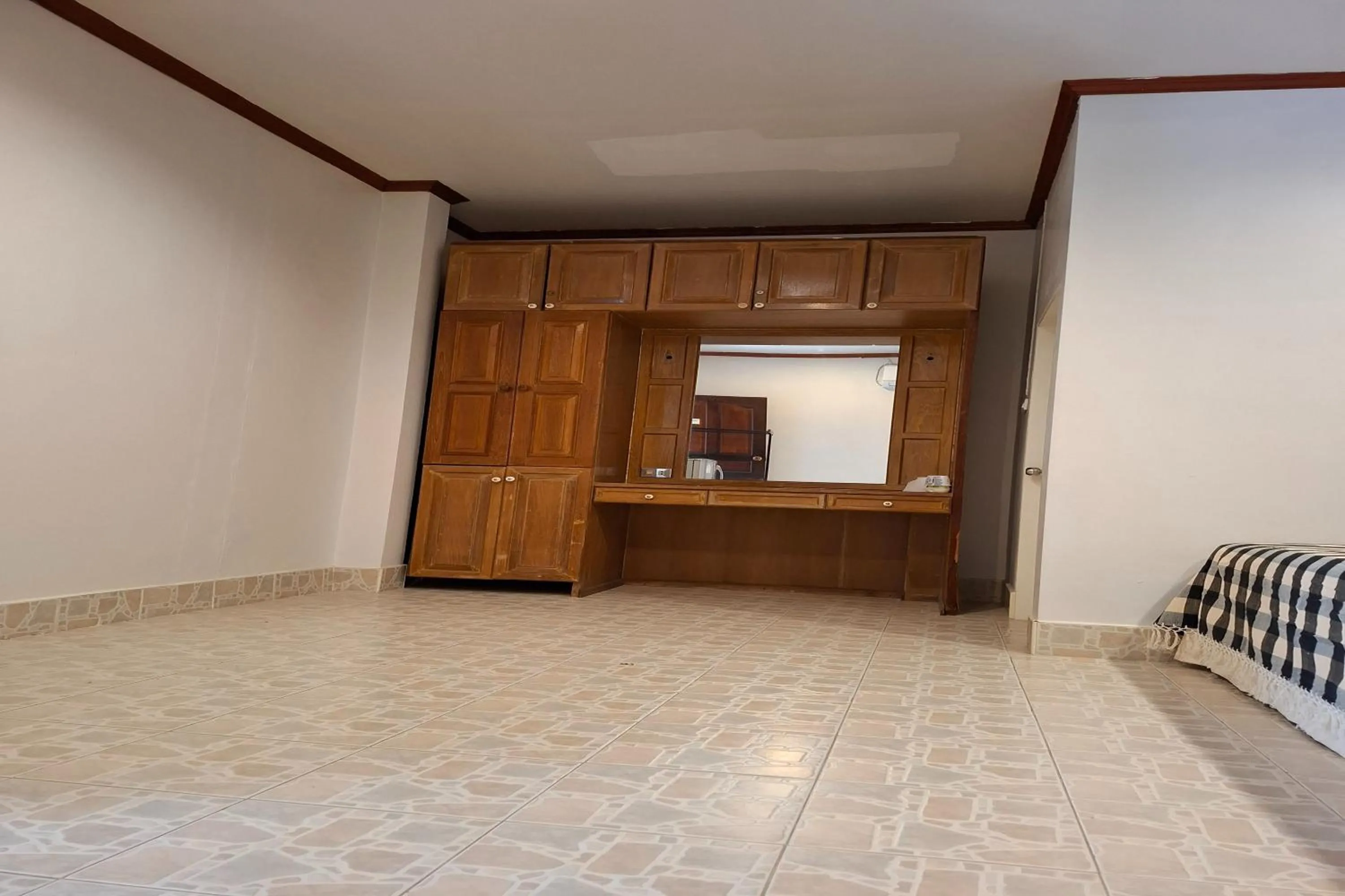 wardrobe in Kamala Orchid Guesthouse