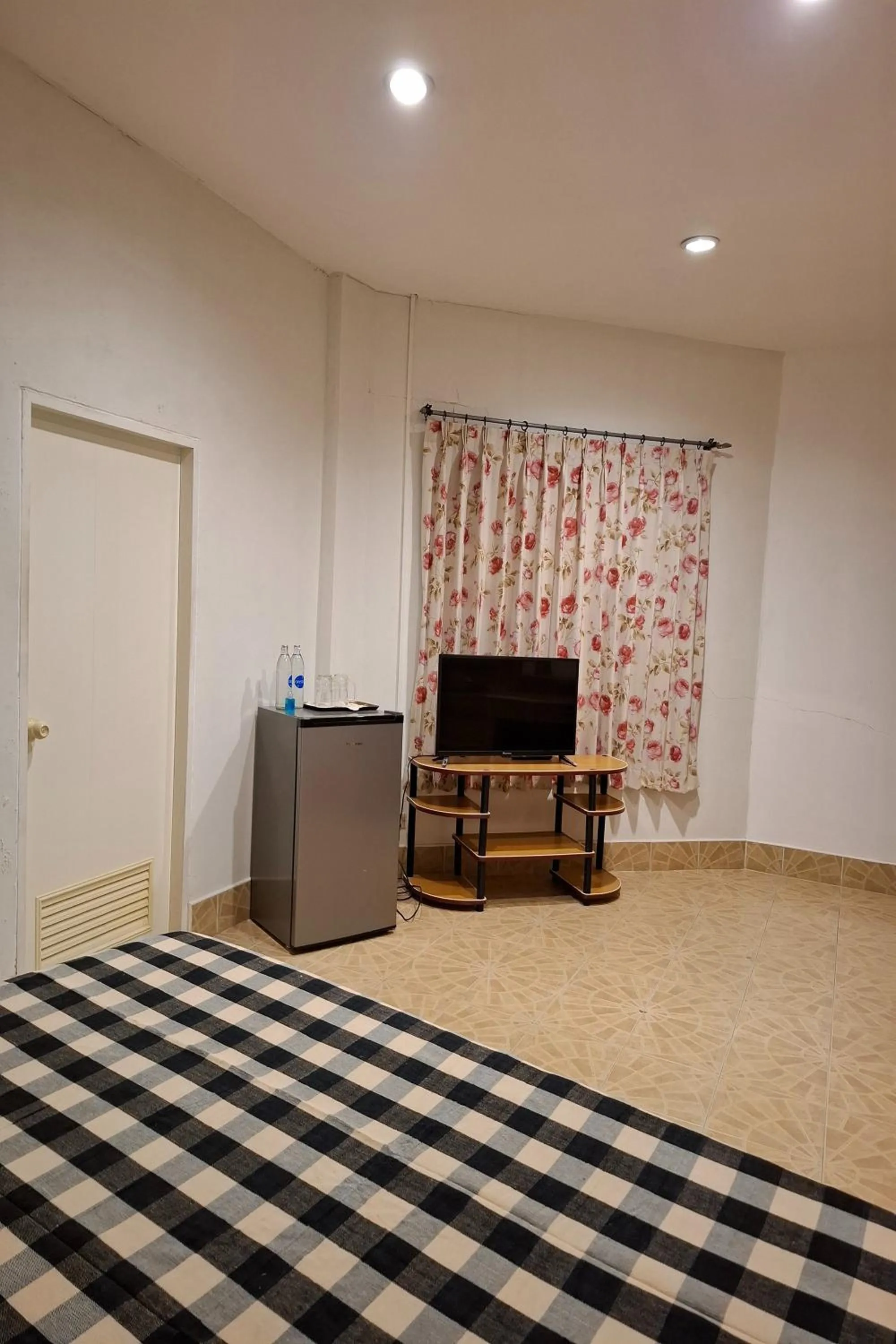 Photo of the whole room in Kamala Orchid Guesthouse