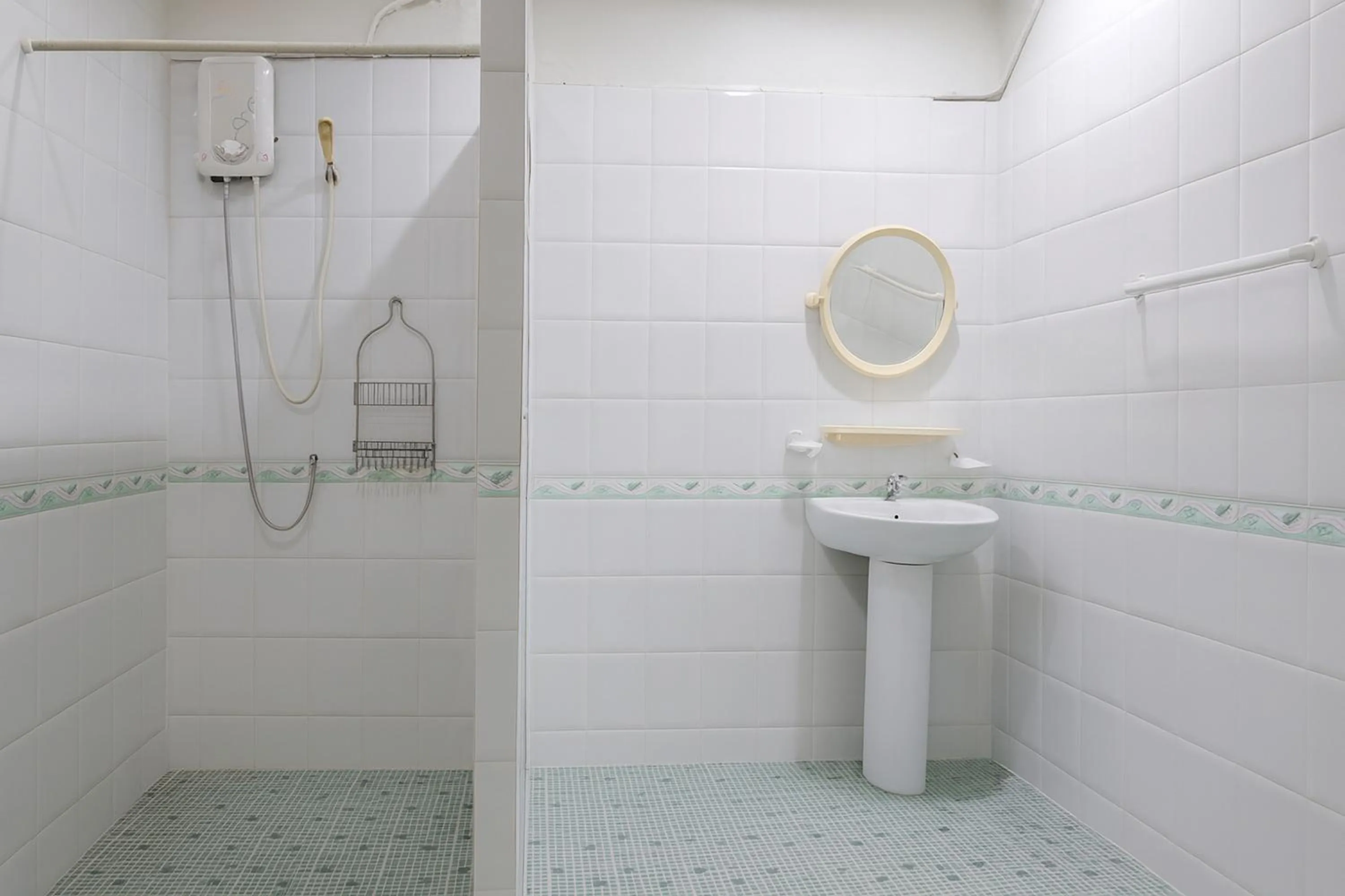 Bathroom in Kamala Orchid Guesthouse