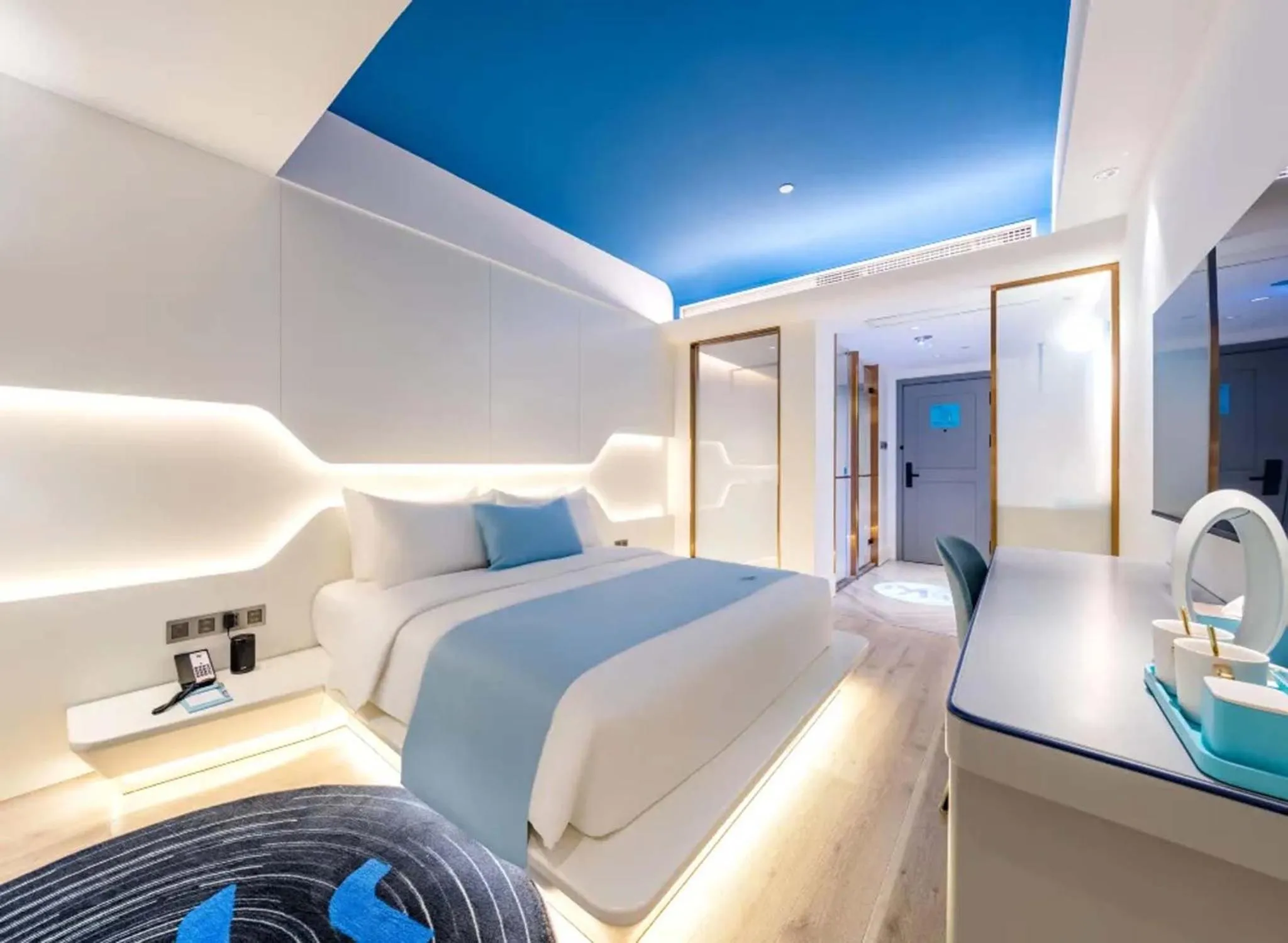 Kitchen or kitchenette, Bed in Shanghai Lujiazui Area BaBaiBan LANOU Hotel