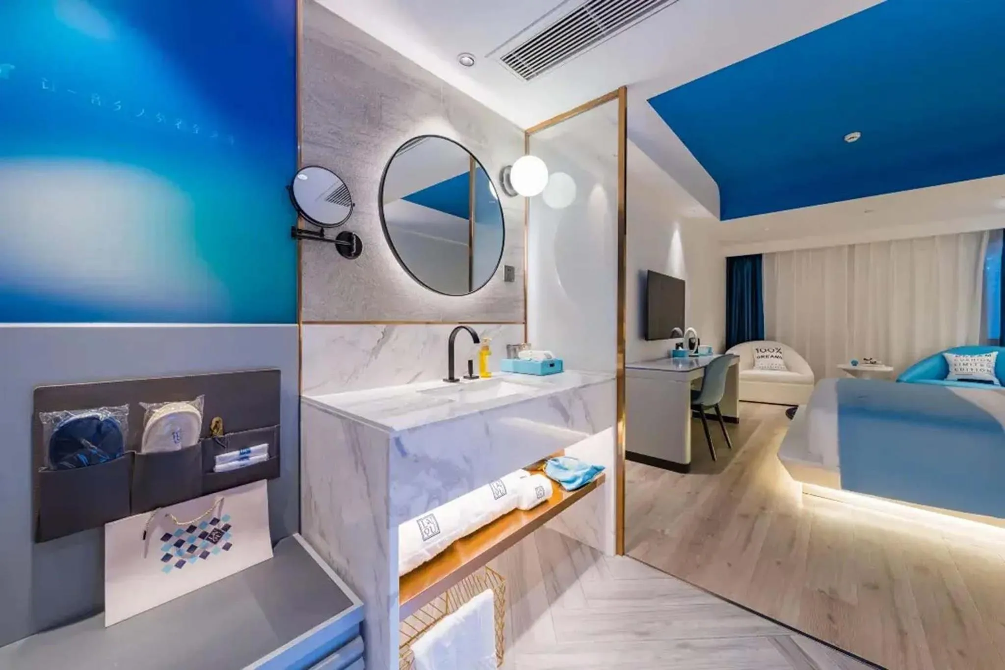 Photo of the whole room, Bed in Shanghai Lujiazui Area BaBaiBan LANOU Hotel