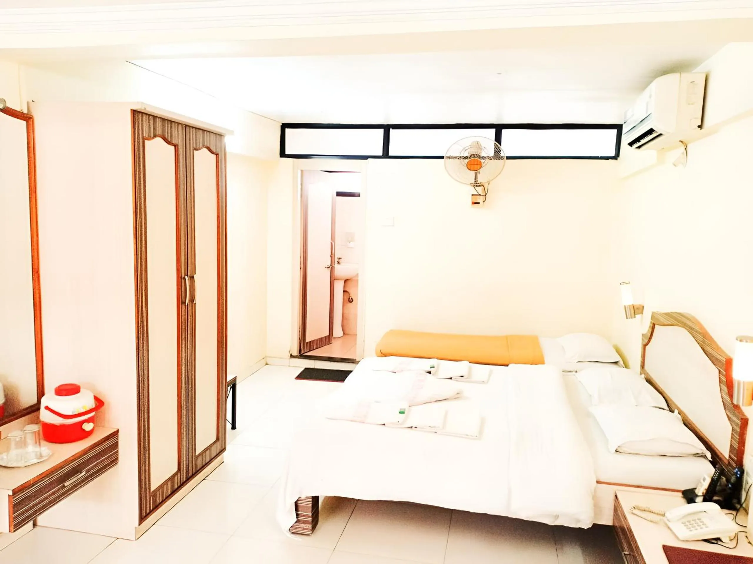 Photo of the whole room, Bed in Royale Heritage