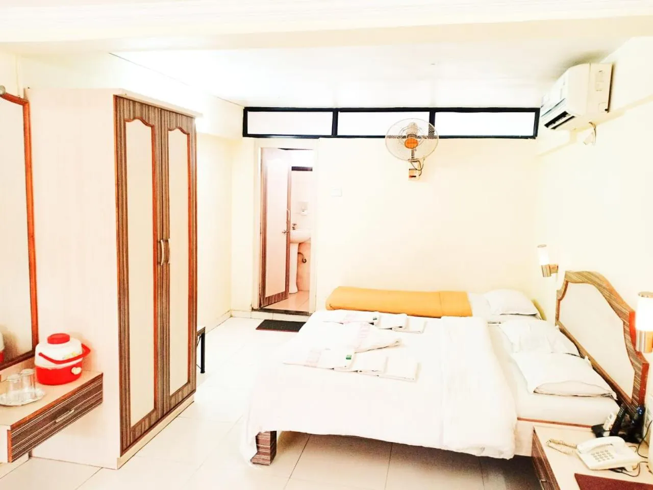 Photo of the whole room, Bed in Royale Heritage