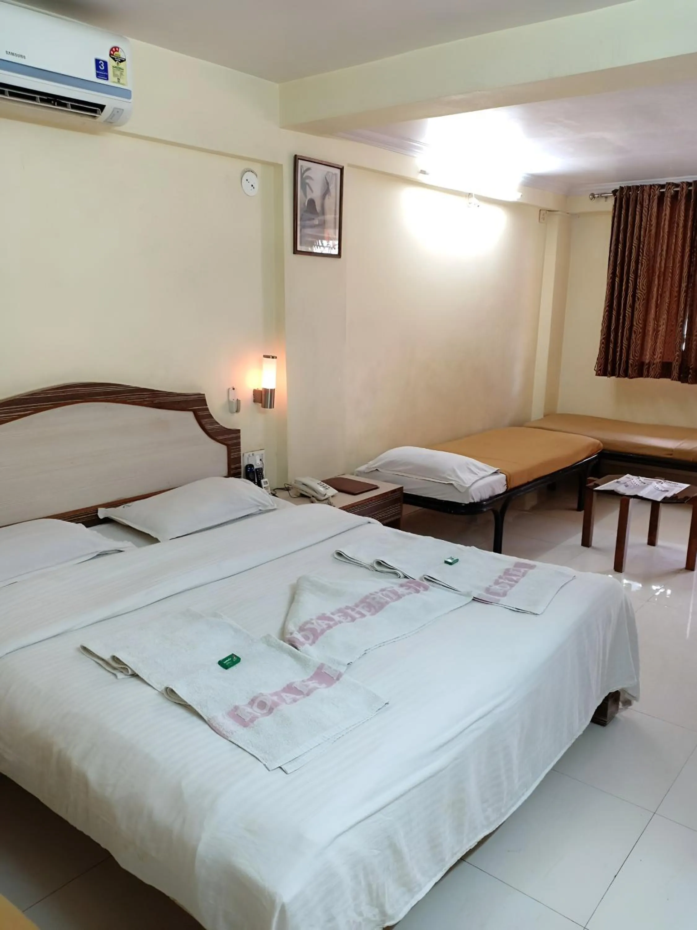 Photo of the whole room, Bed in Royale Heritage