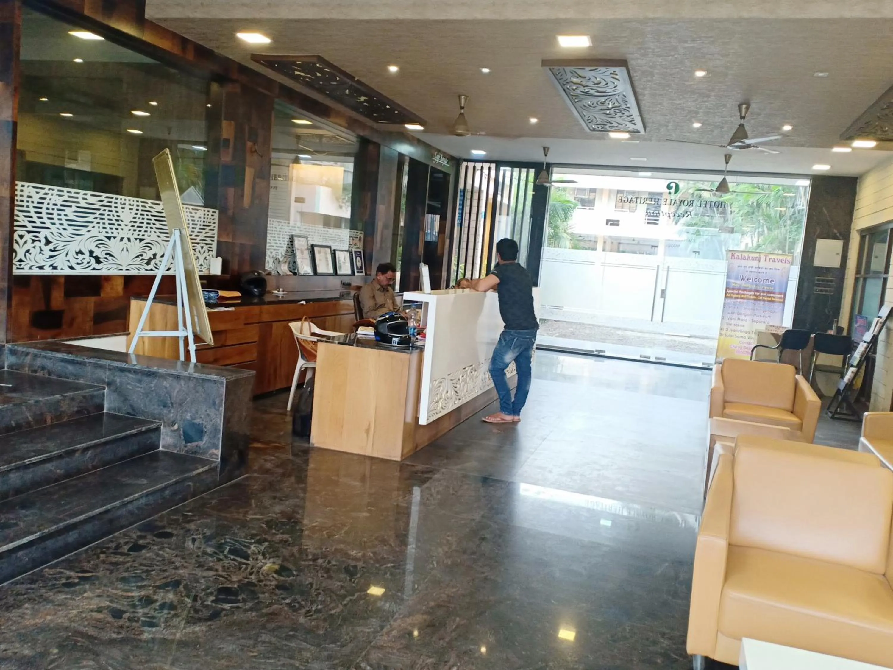 Restaurant/places to eat in Royale Heritage