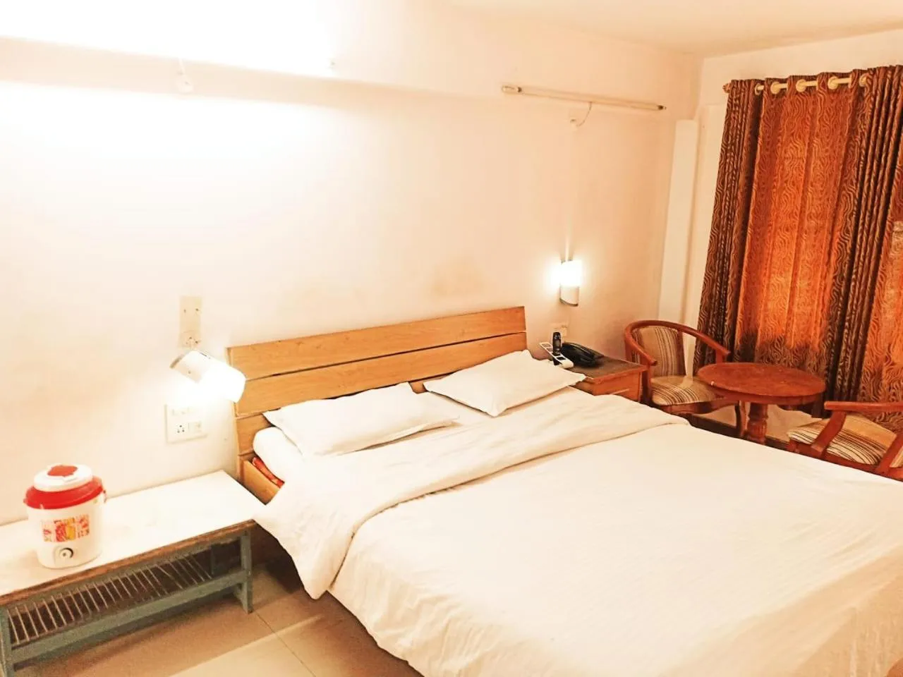 Photo of the whole room, Bed in Royale Heritage