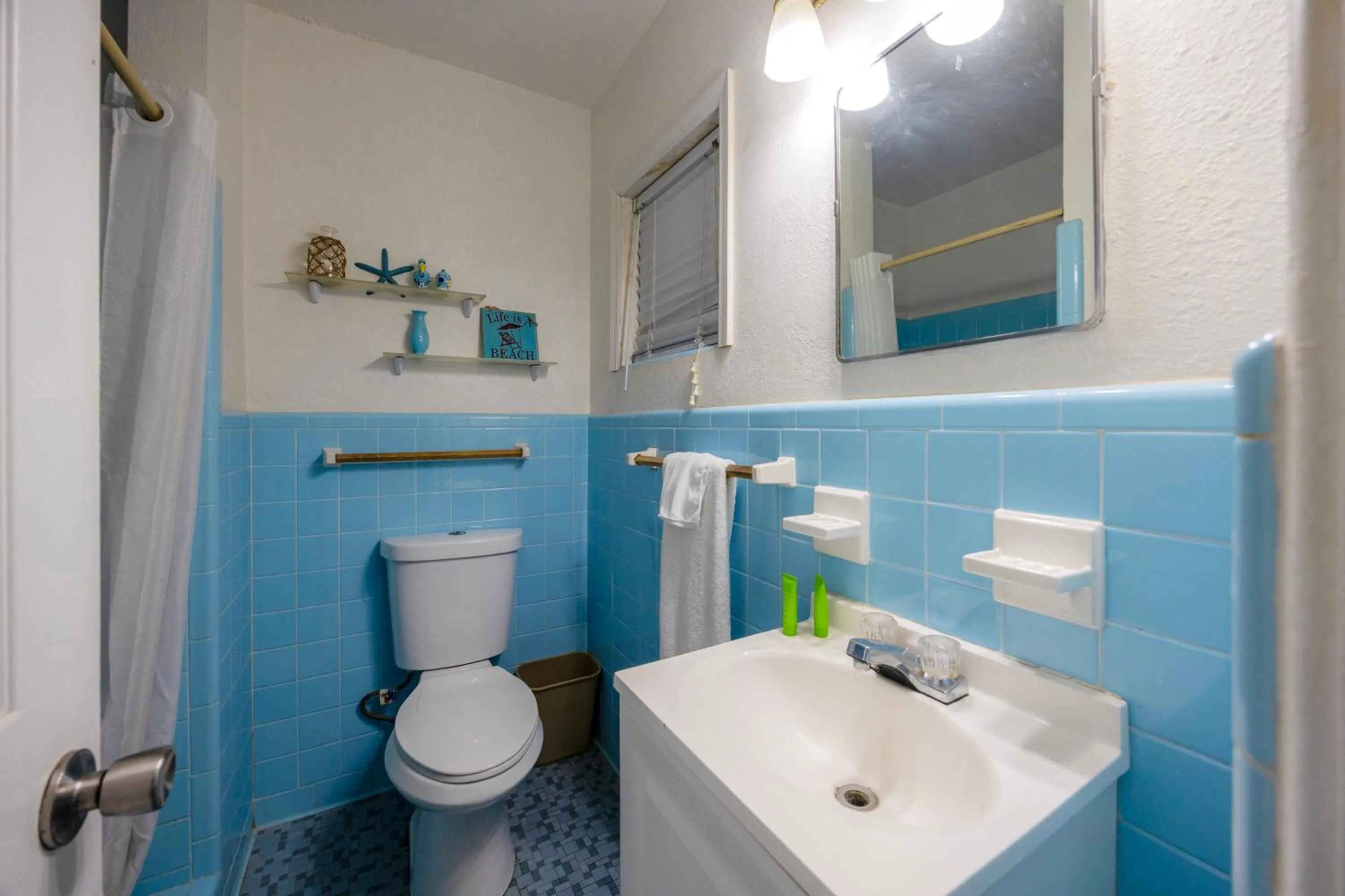 Bathroom in Siesta Motor Inn By Townhouse Kennedy Space Center Titusville I 95