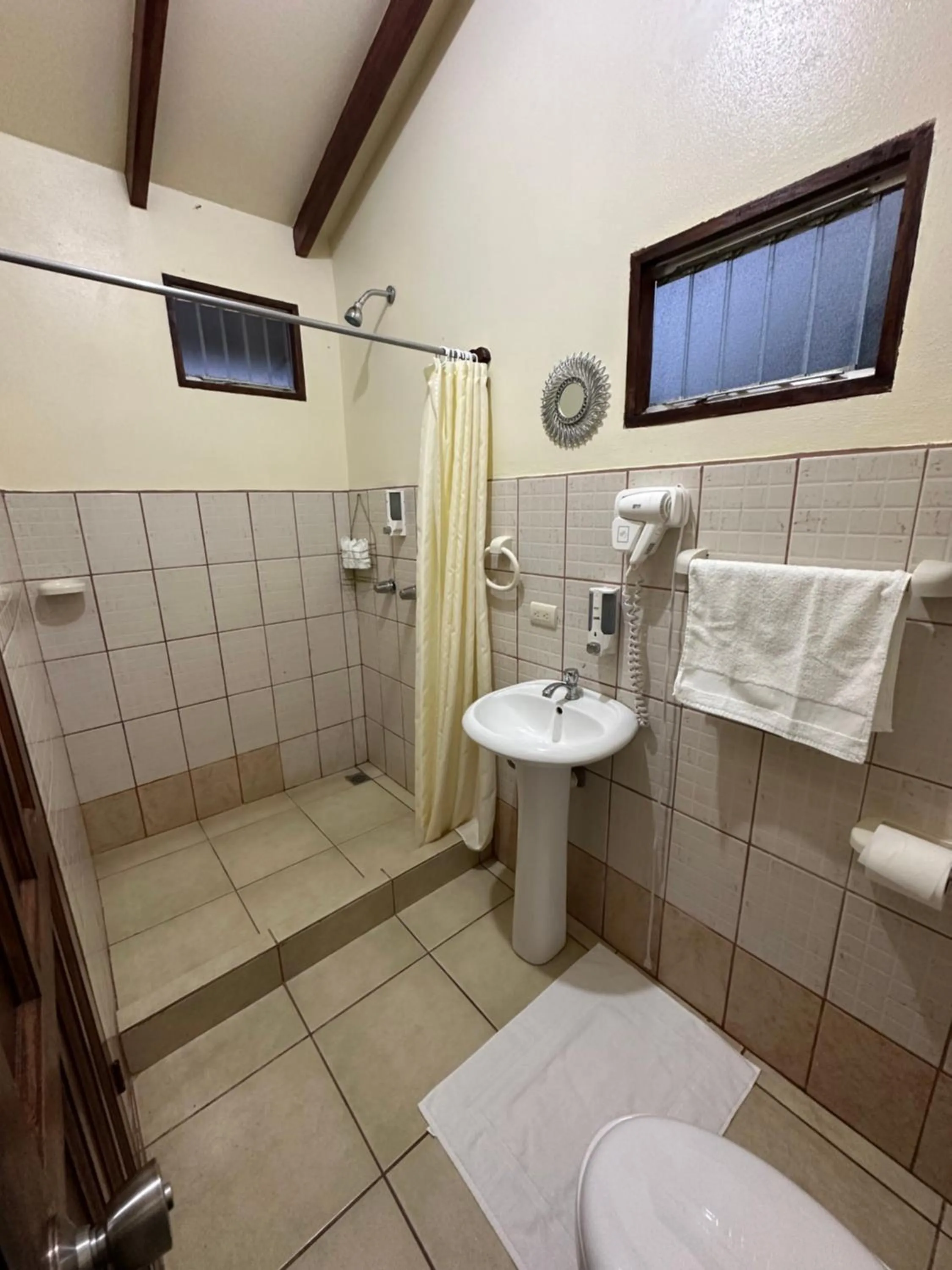 Bathroom in Loma Real Hot Springs Bed & Breakfast