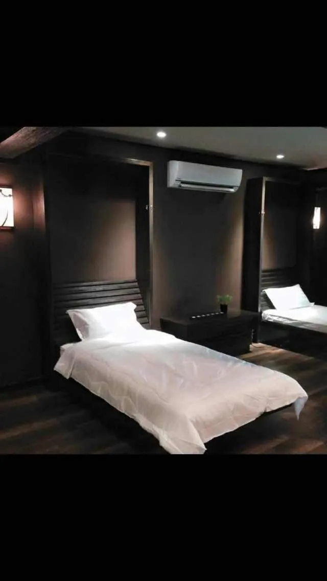 Bed in Miracle Suite