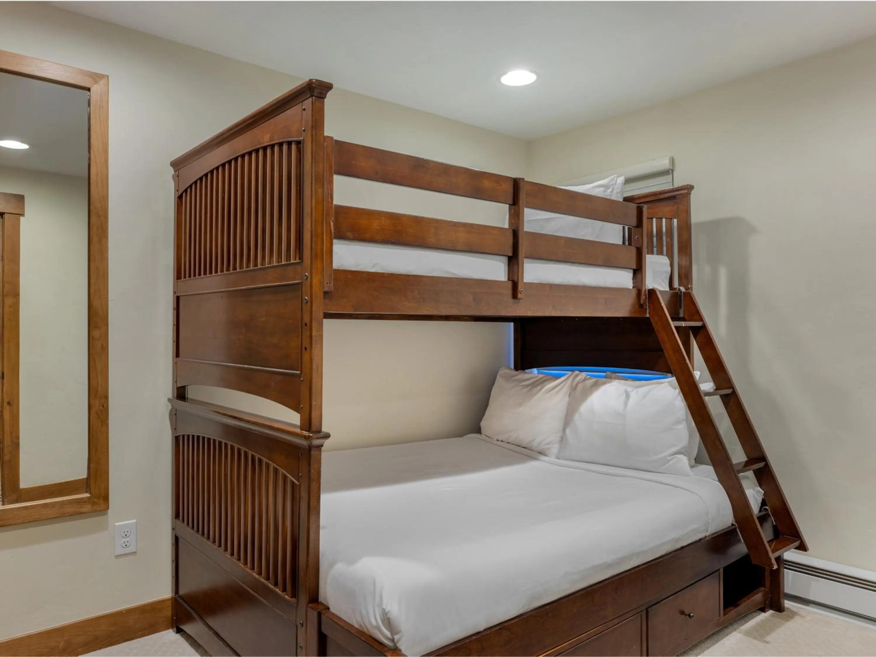 bunk bed, Bed in The Landmark