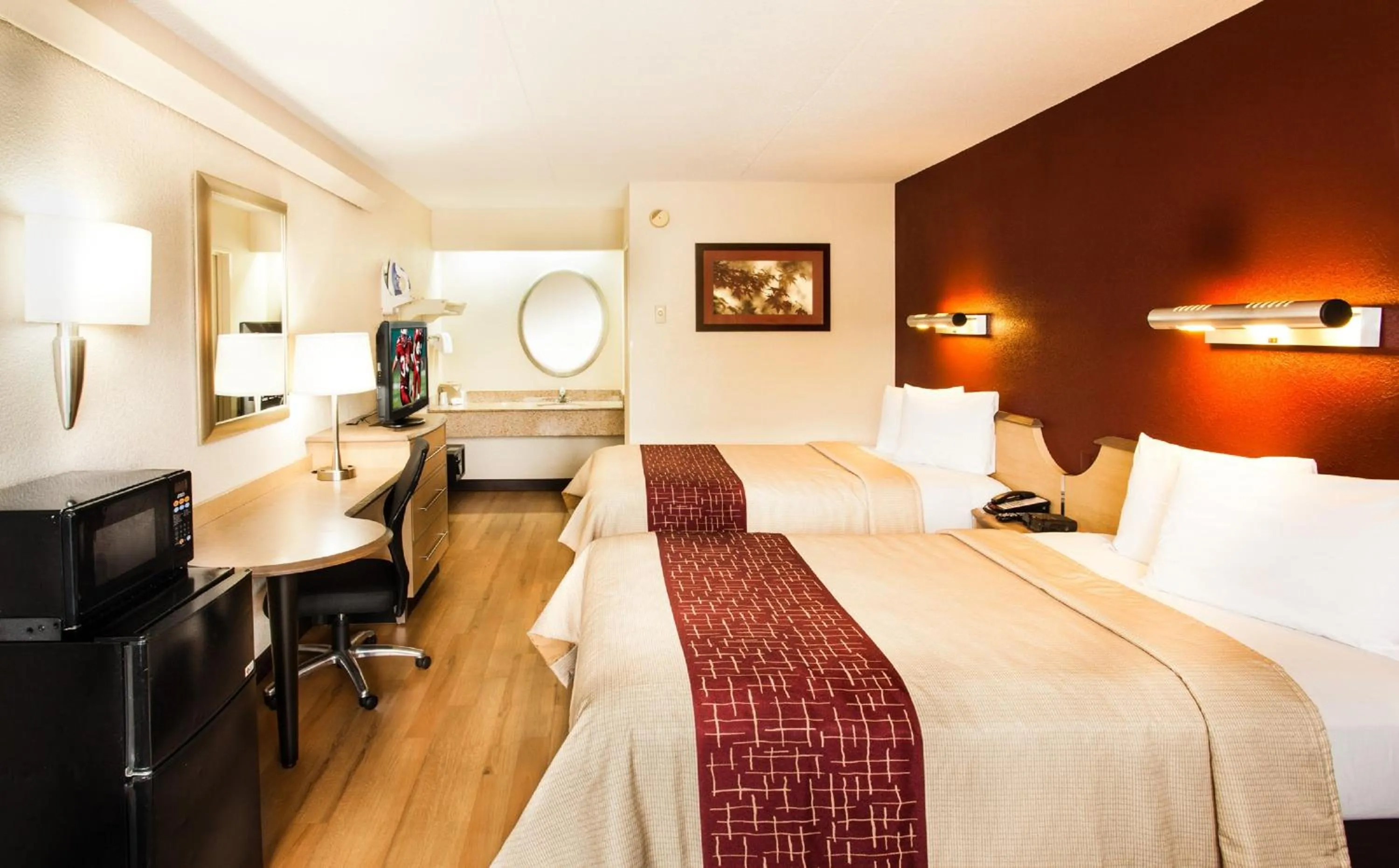 Photo of the whole room, Bed in Red Roof Inn Parkersburg