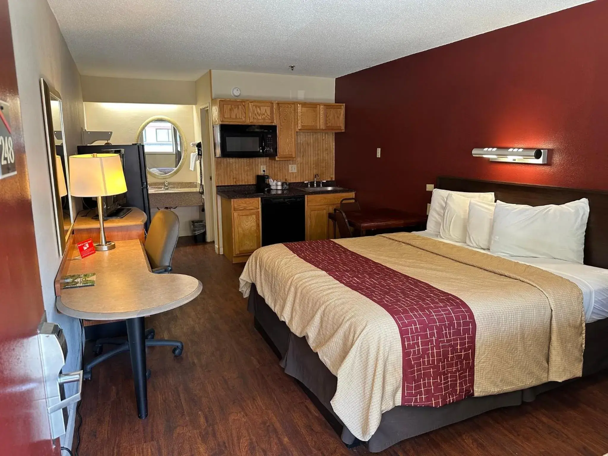 Superior King Room with Kitchenette Non-Smoking in Red Roof Inn Parkersburg Superior King Room with Kitchenette Non-Smoking in Red Roof Inn Parkersburg