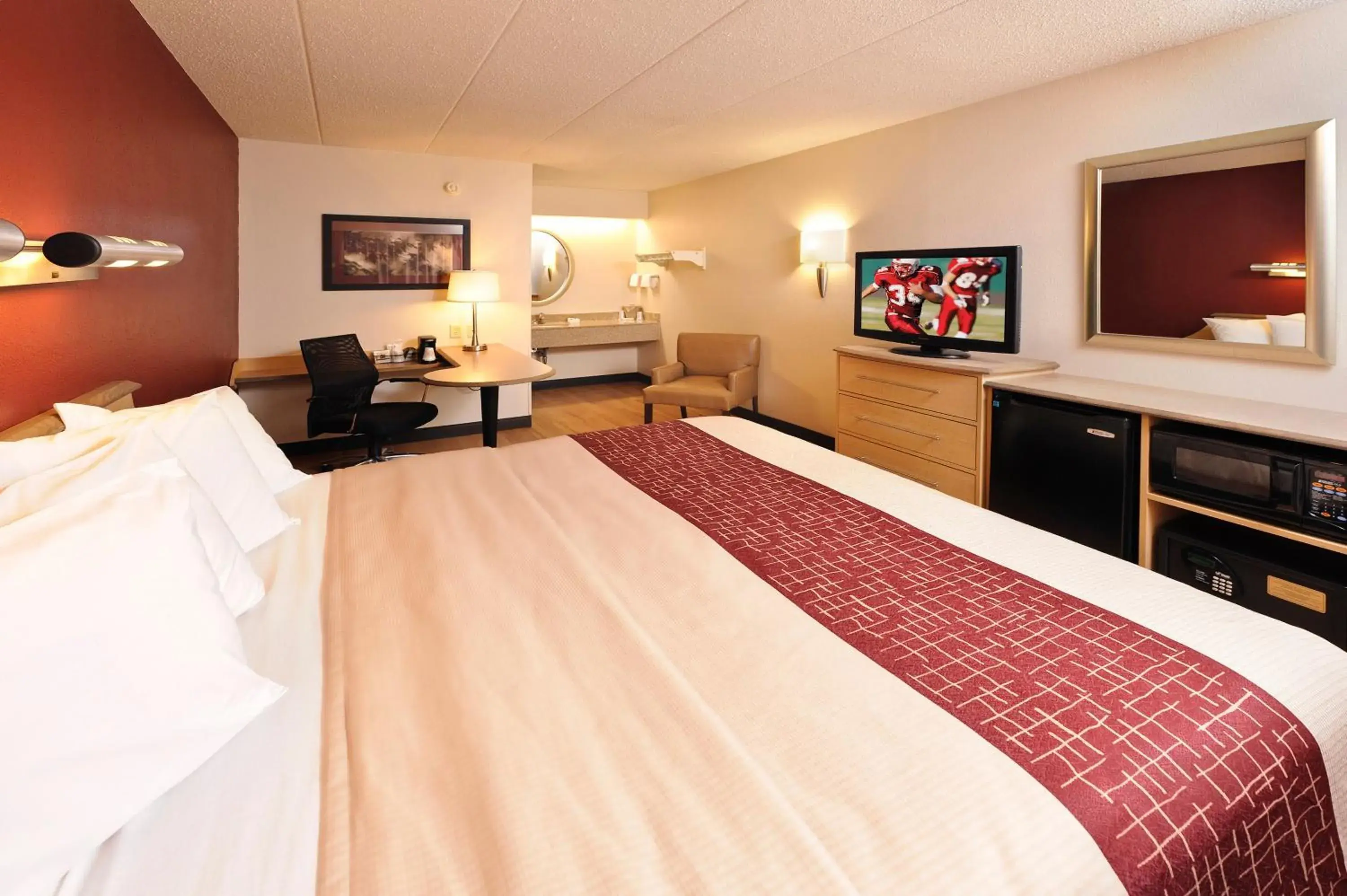 Superior King Room Non-Smoking in Red Roof Inn Parkersburg Superior King Room Non-Smoking in Red Roof Inn Parkersburg