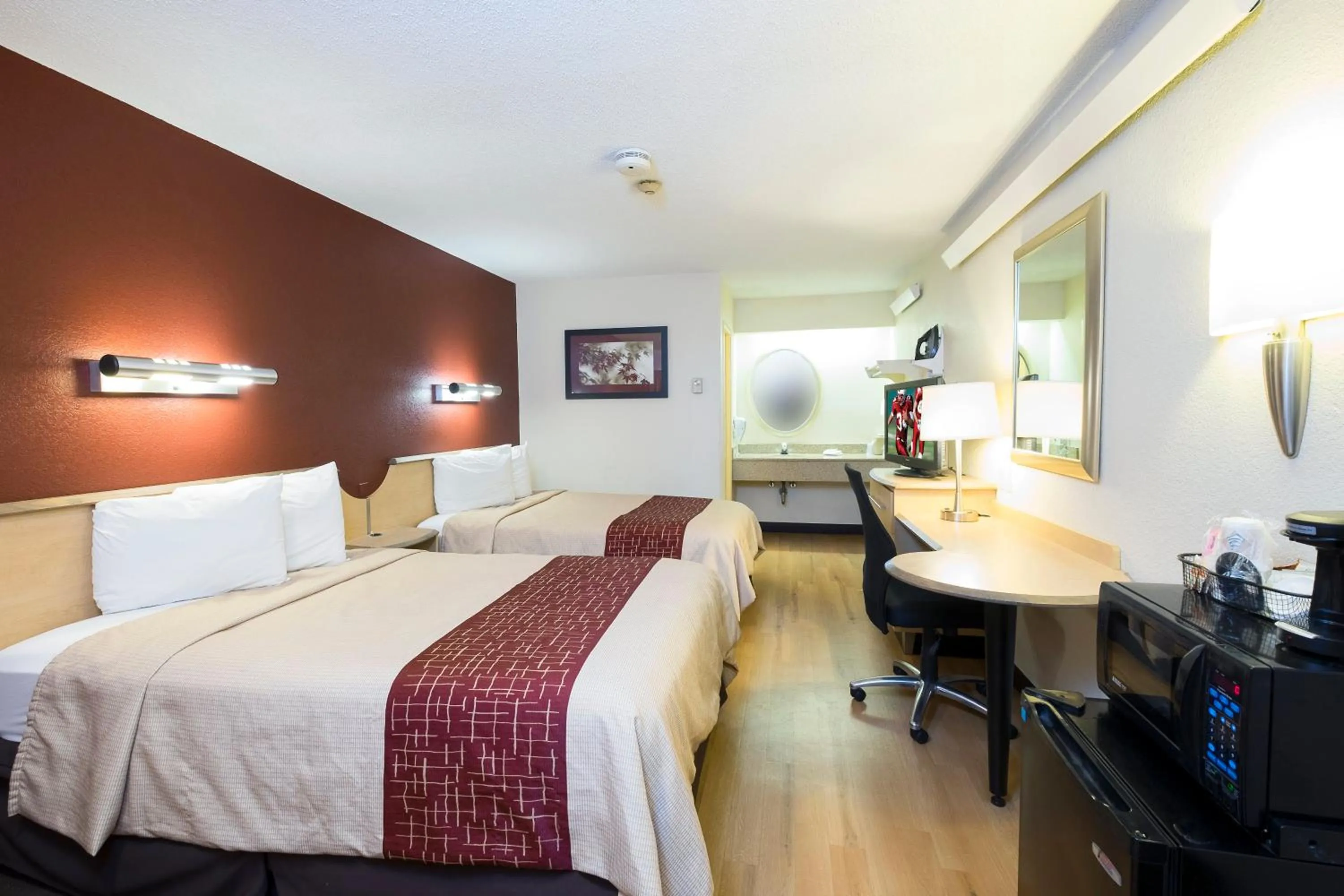 Photo of the whole room, Bed in Red Roof Inn Parkersburg