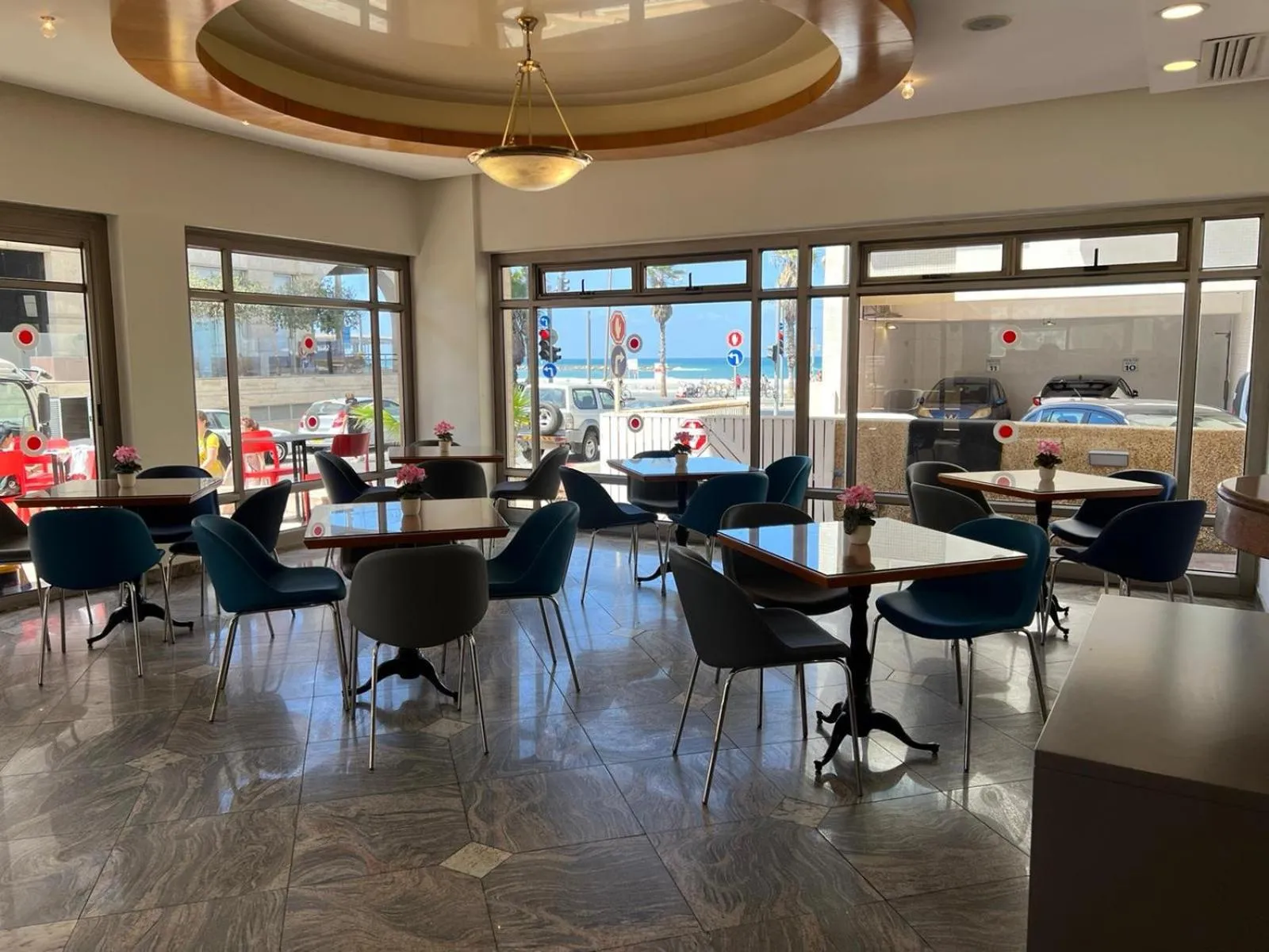 Restaurant/places to eat in Abratel Suites Hotel