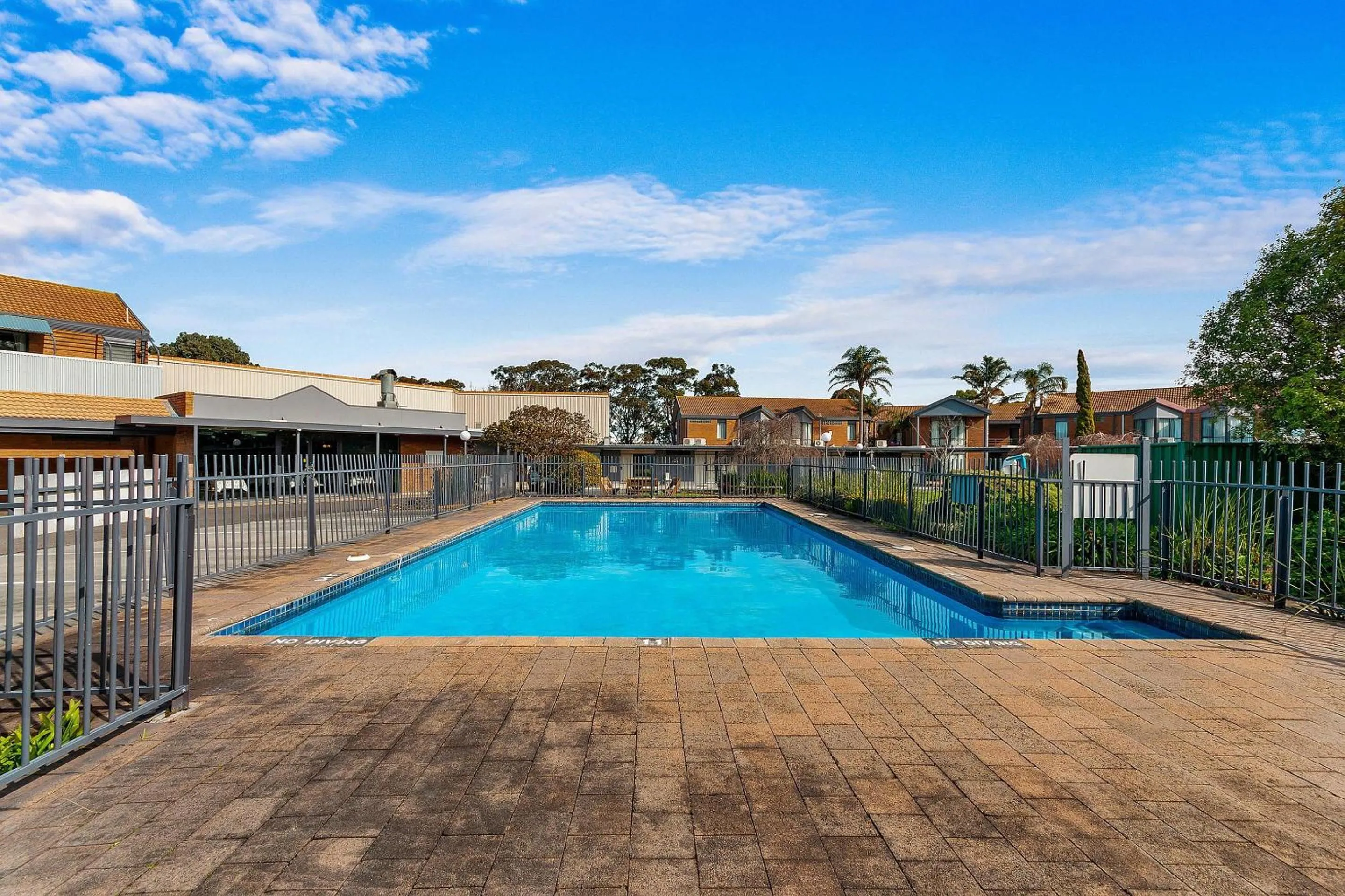 Swimming pool in Quality Inn & Suites Traralgon