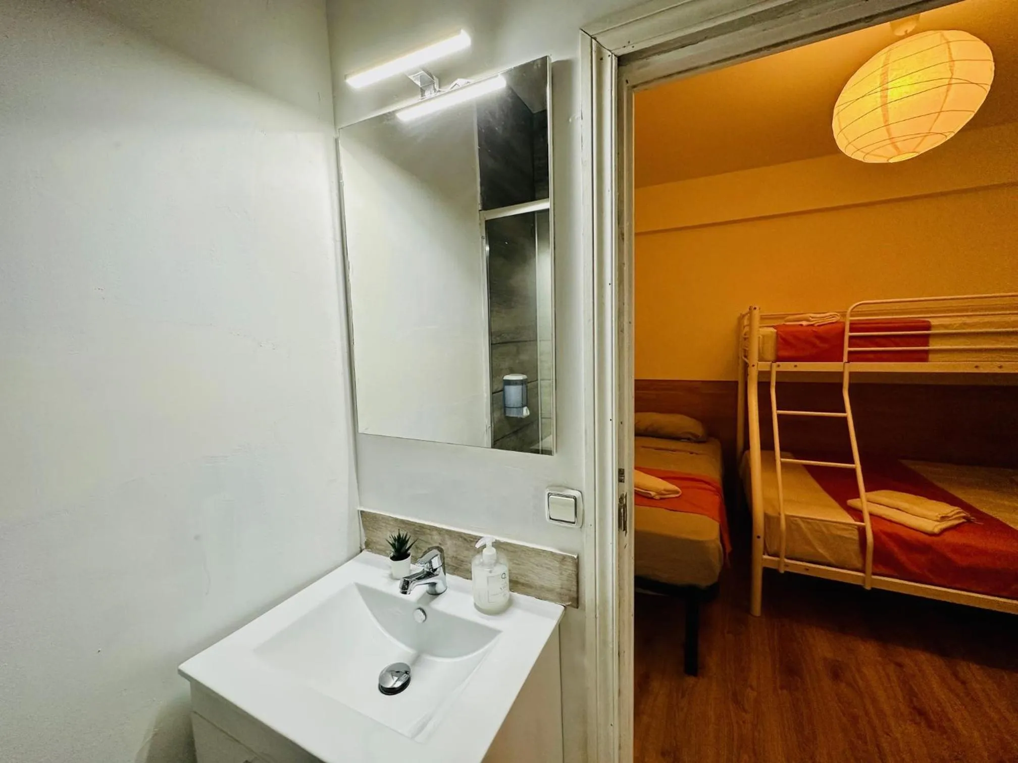 Rooms in Madrid Downtown