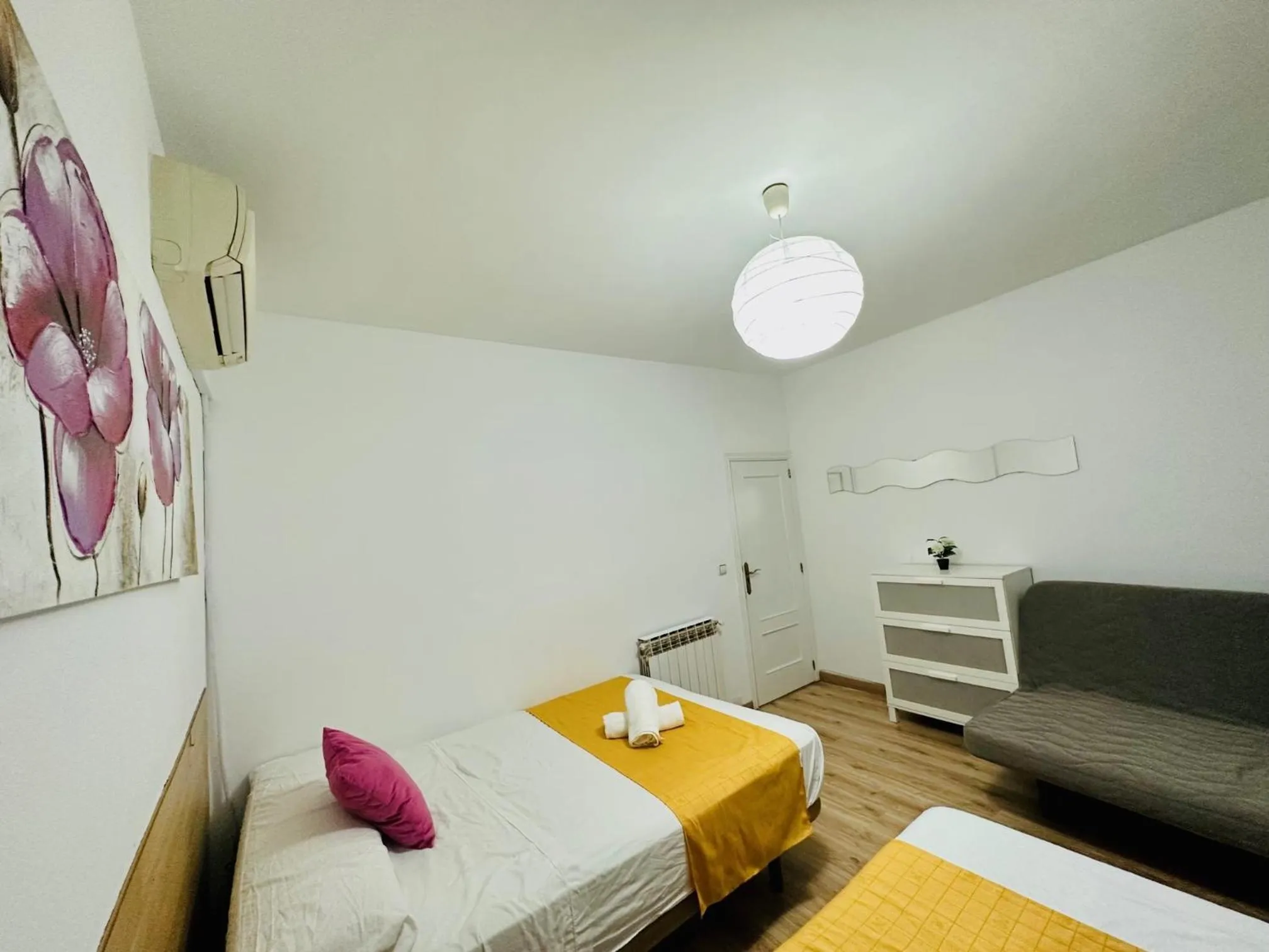 Rooms in Madrid Downtown