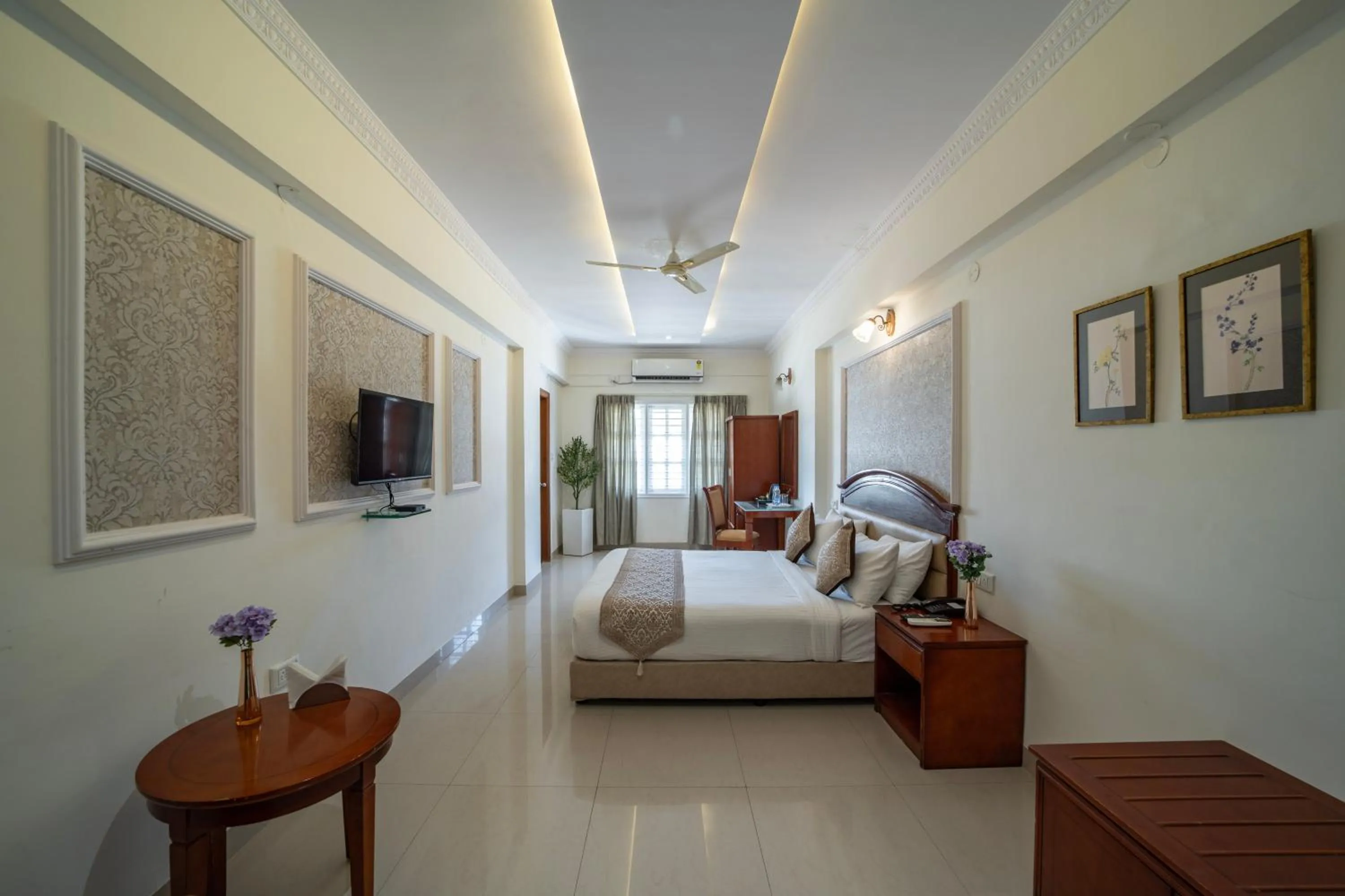 Photo of the whole room, Bed in Hyde Park Orchards