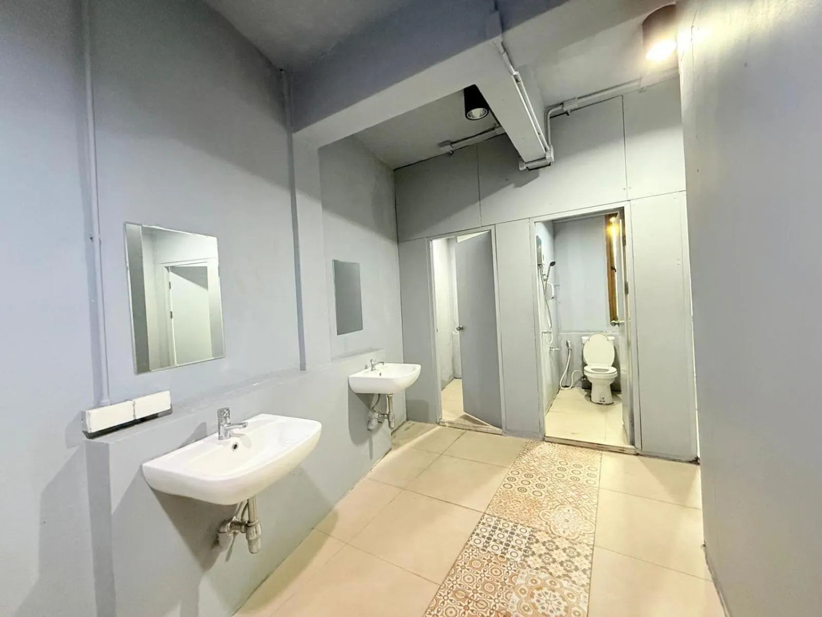 Bathroom in Sukhum Huai Khwang Guest House