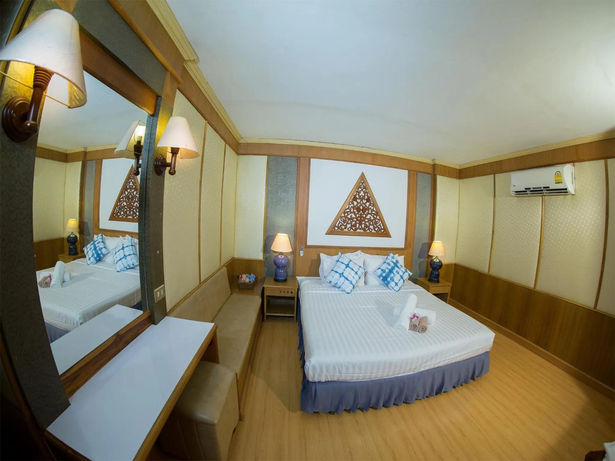 Shower, Bed in Phrae Nakara Hotel