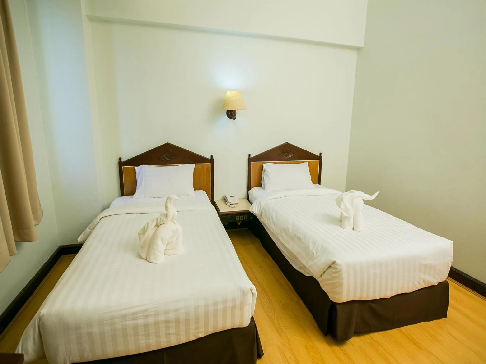 Shower, Bed in Phrae Nakara Hotel
