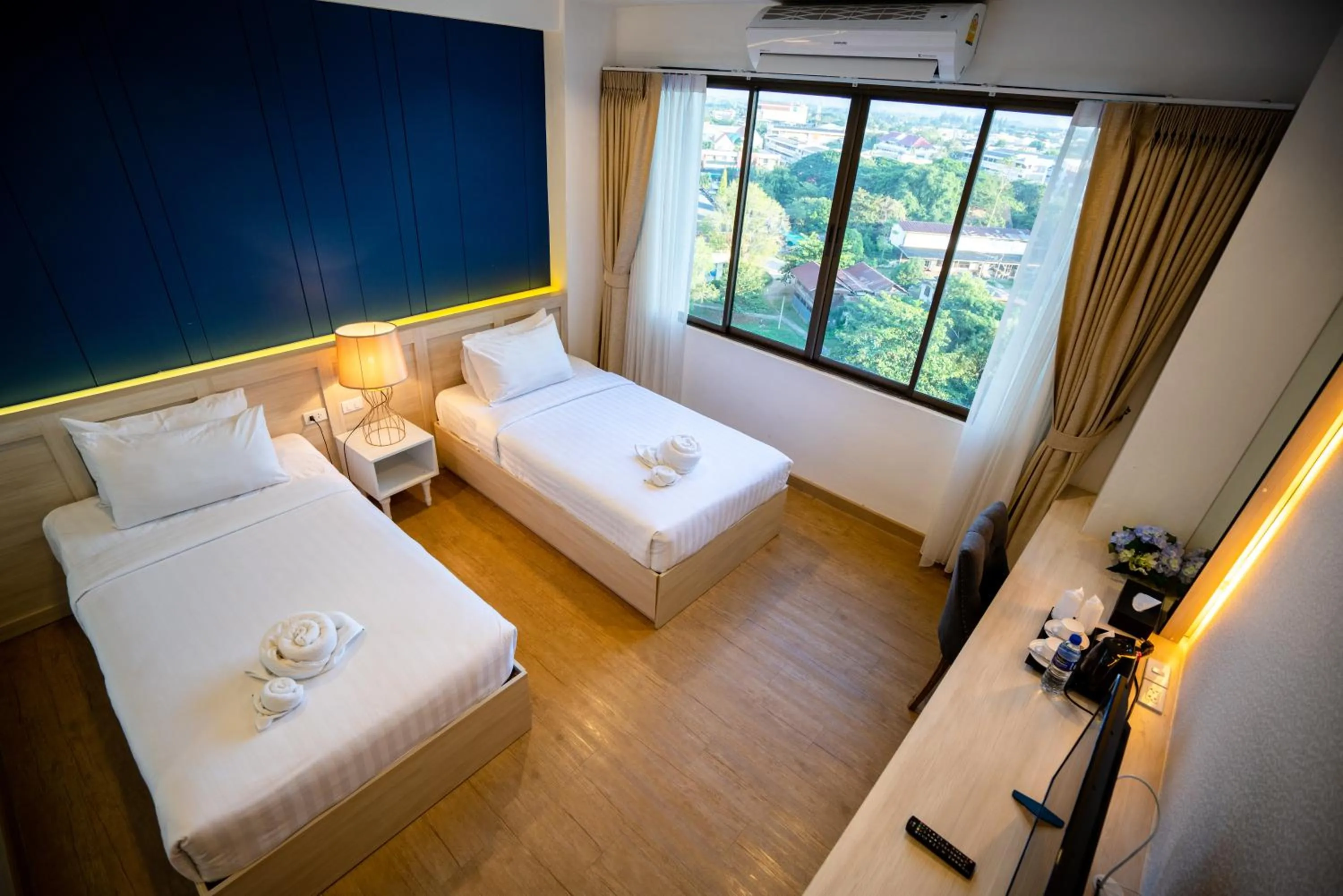 Shower, Bed in Phrae Nakara Hotel