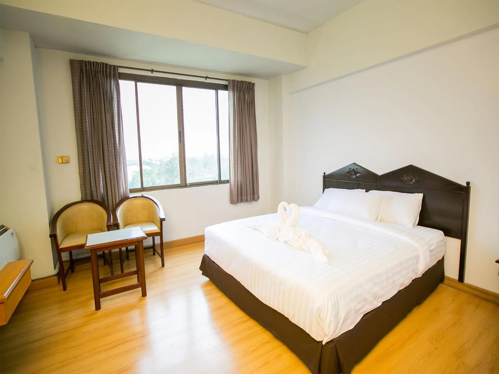 Shower, Bed in Phrae Nakara Hotel