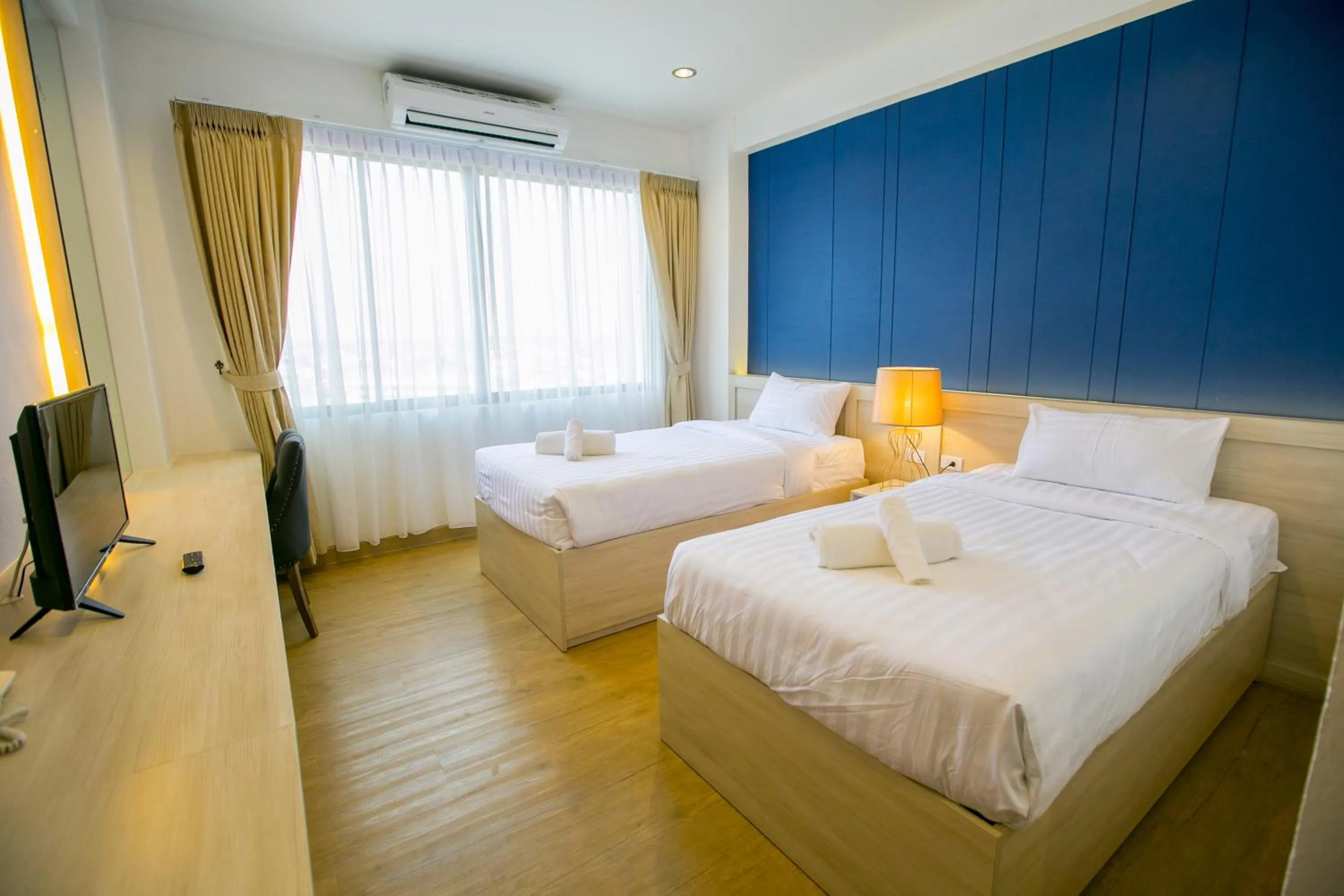 Shower, Bed in Phrae Nakara Hotel