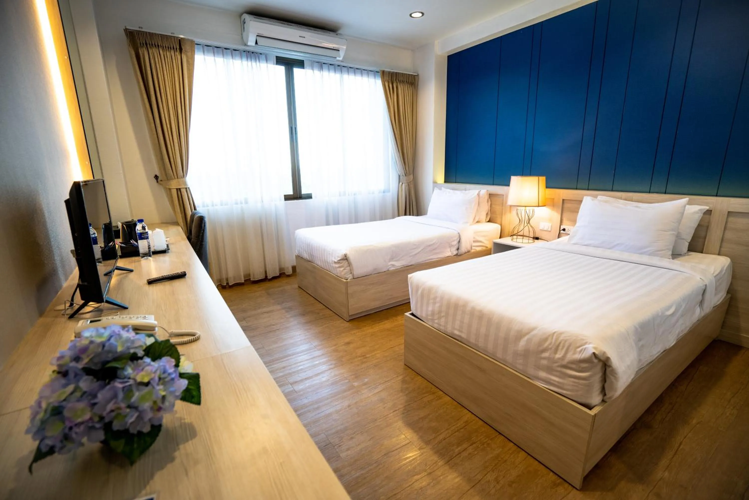 Shower, Bed in Phrae Nakara Hotel
