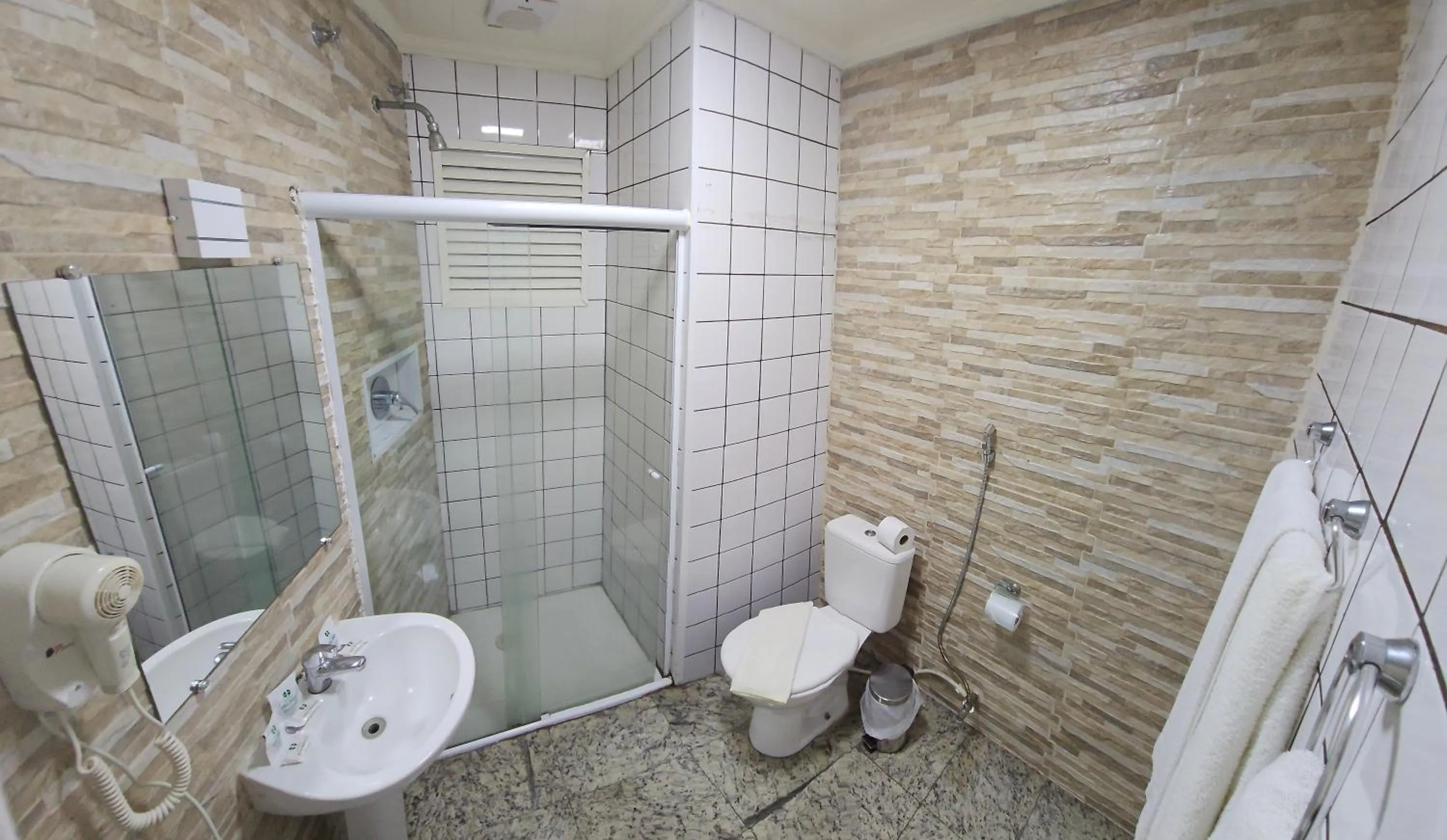 Shower in Hotel Euro Suite São Paulo by Nacional Inn - A 600 METROS DA RUA 25 DE MARÇO