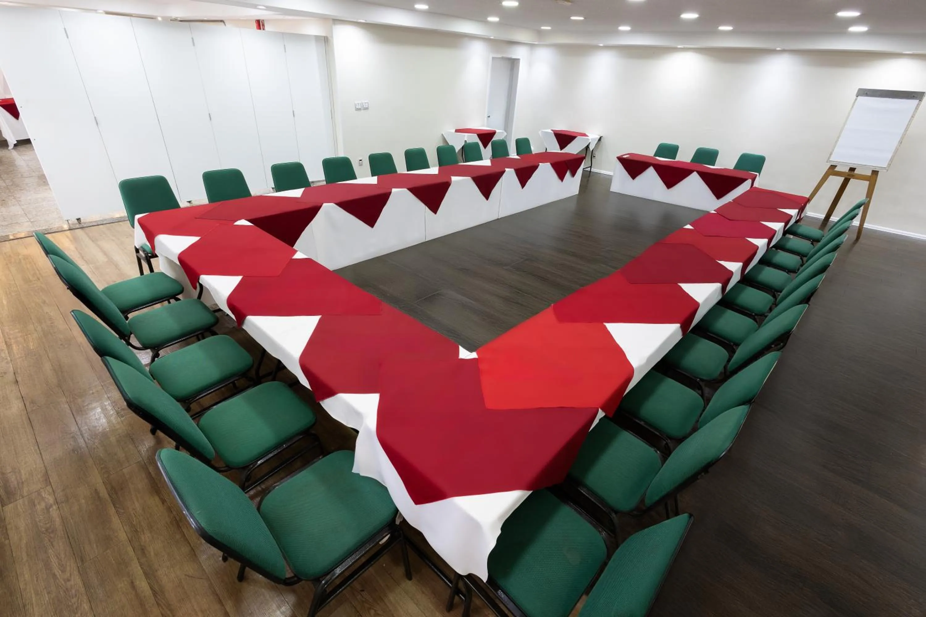 Meeting/conference room in Hotel Euro Suite São Paulo by Nacional Inn - A 600 METROS DA RUA 25 DE MARÇO