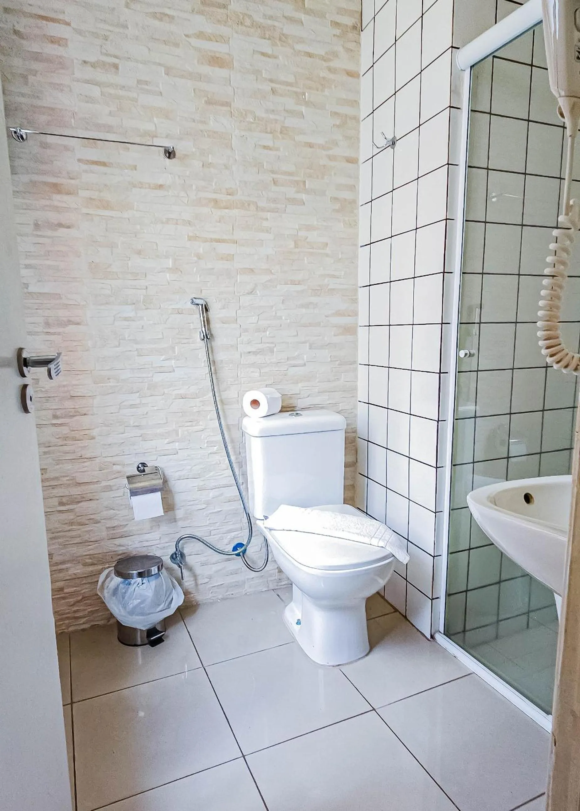 Toilet in Hotel Euro Suite São Paulo by Nacional Inn - A 600 METROS DA RUA 25 DE MARÇO